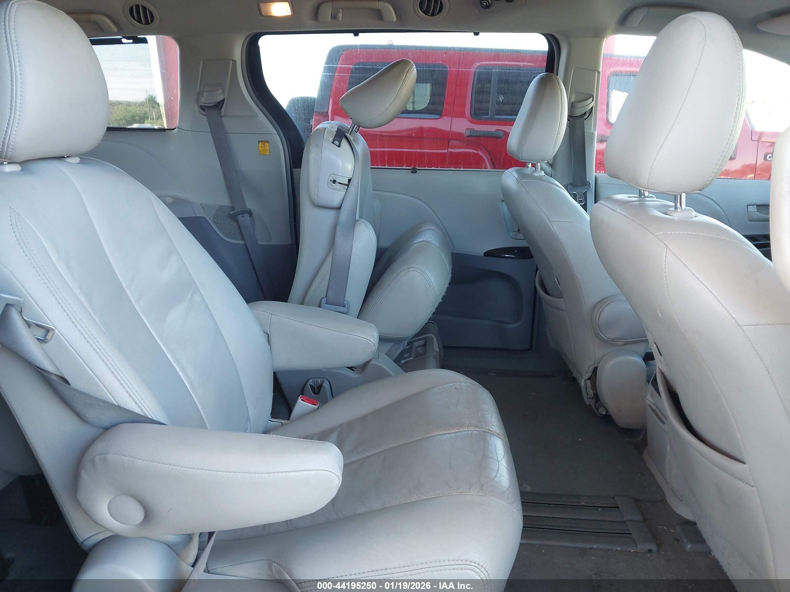 TOYOTA SIENNA image 8