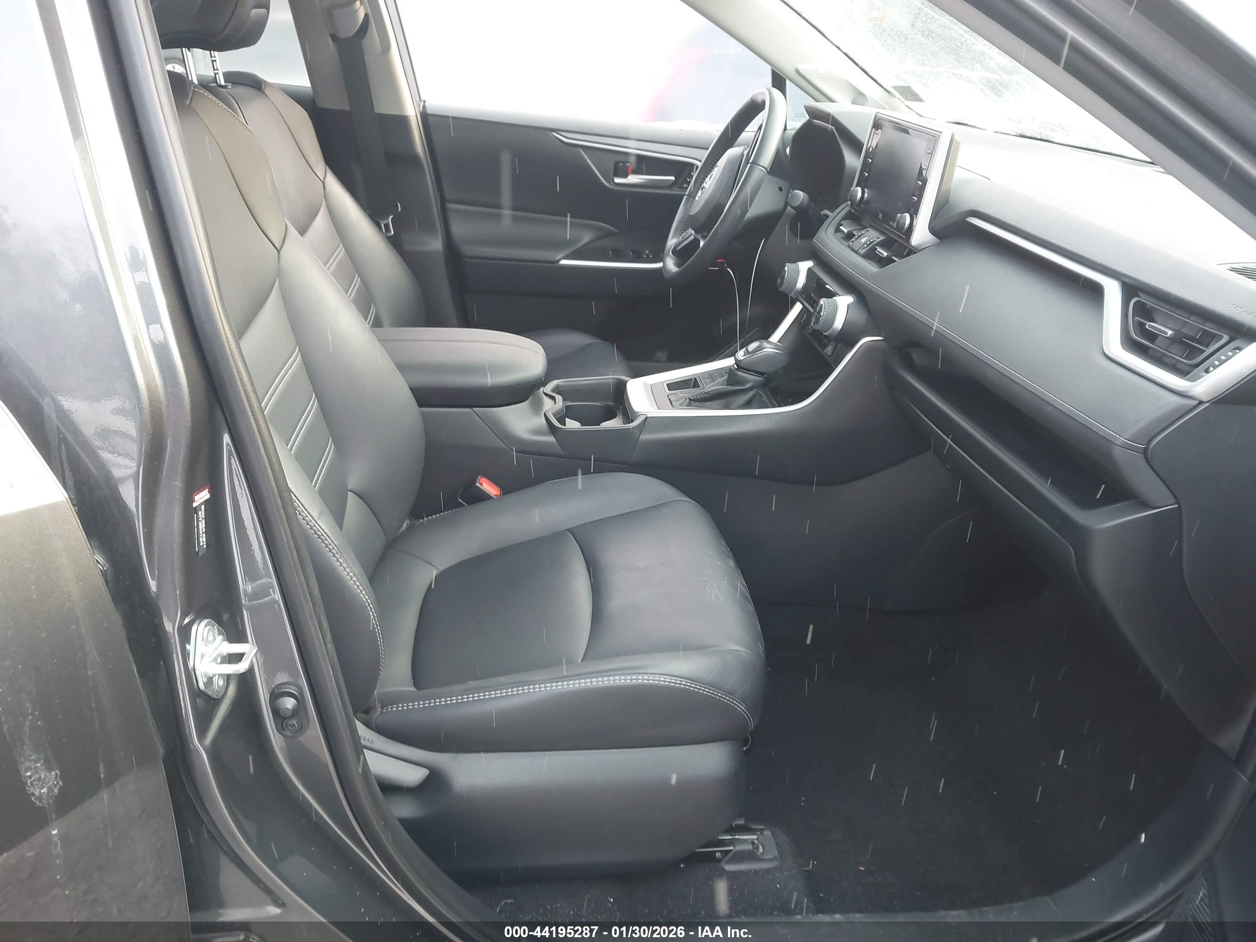 TOYOTA RAV4 image 5