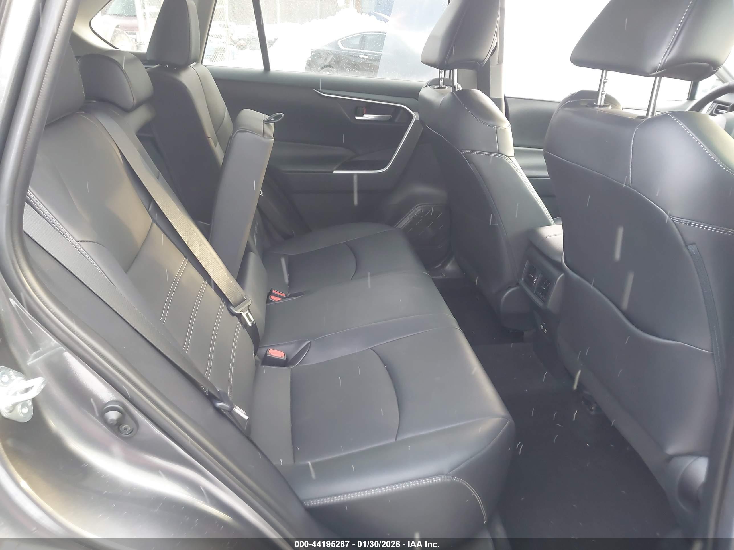 TOYOTA RAV4 image 8