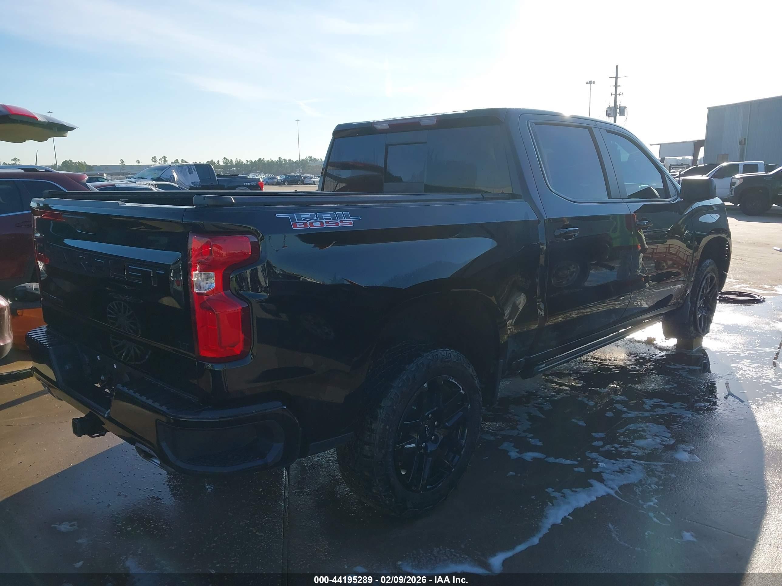 CHEVROLET SILVERADO image 4