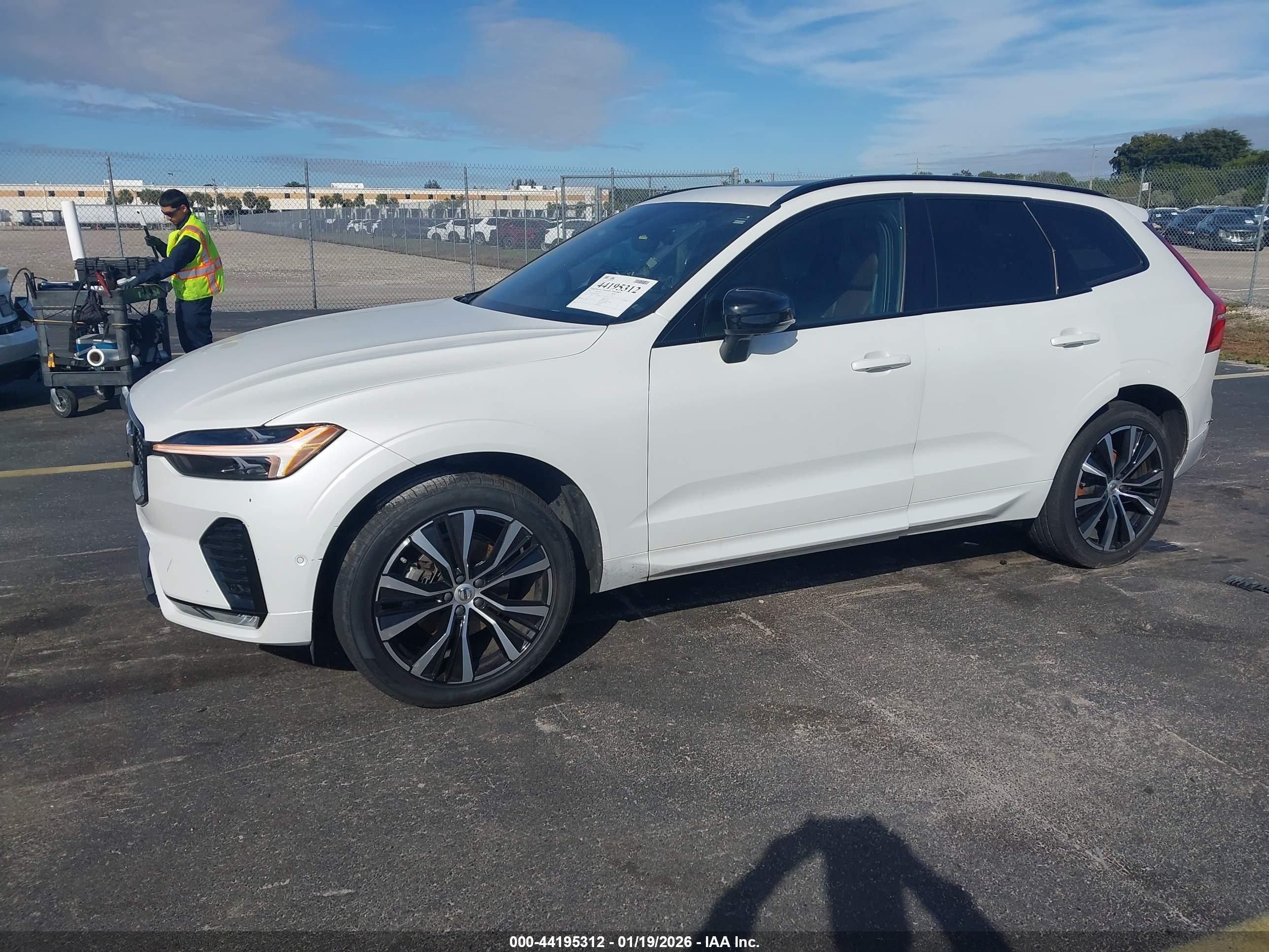 VOLVO XC60 image 2
