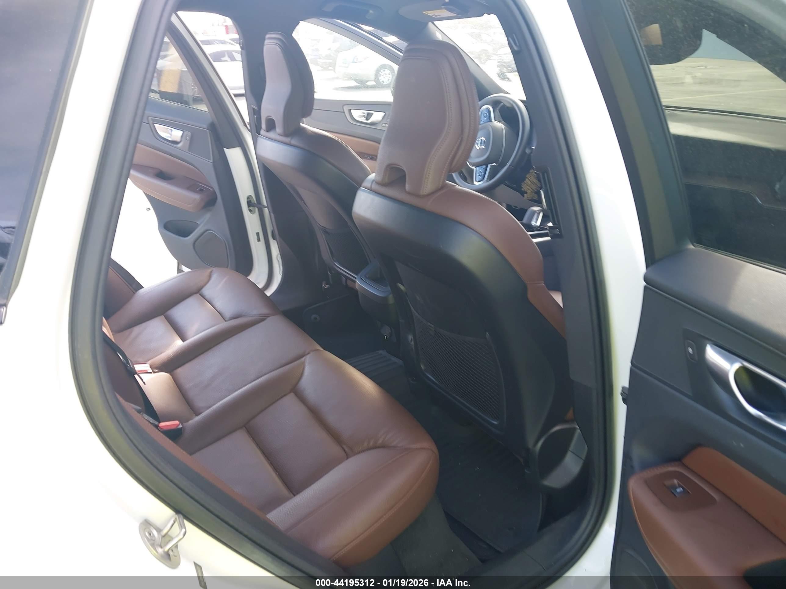 VOLVO XC60 image 8
