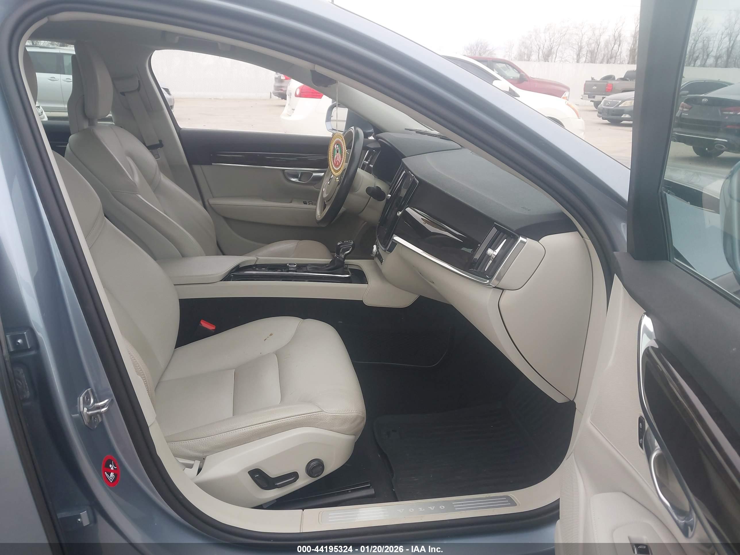 VOLVO S90 image 5
