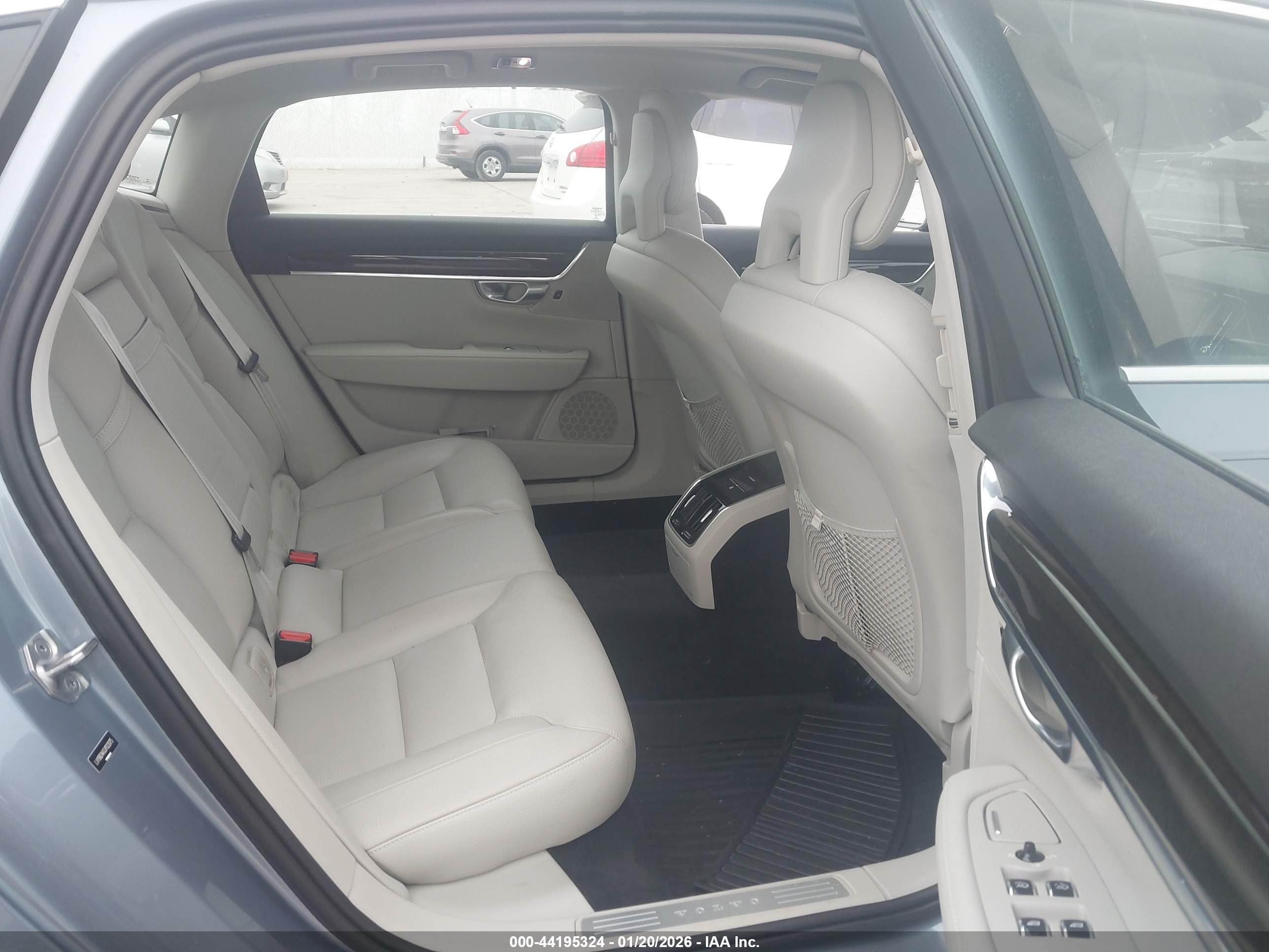 VOLVO S90 image 8