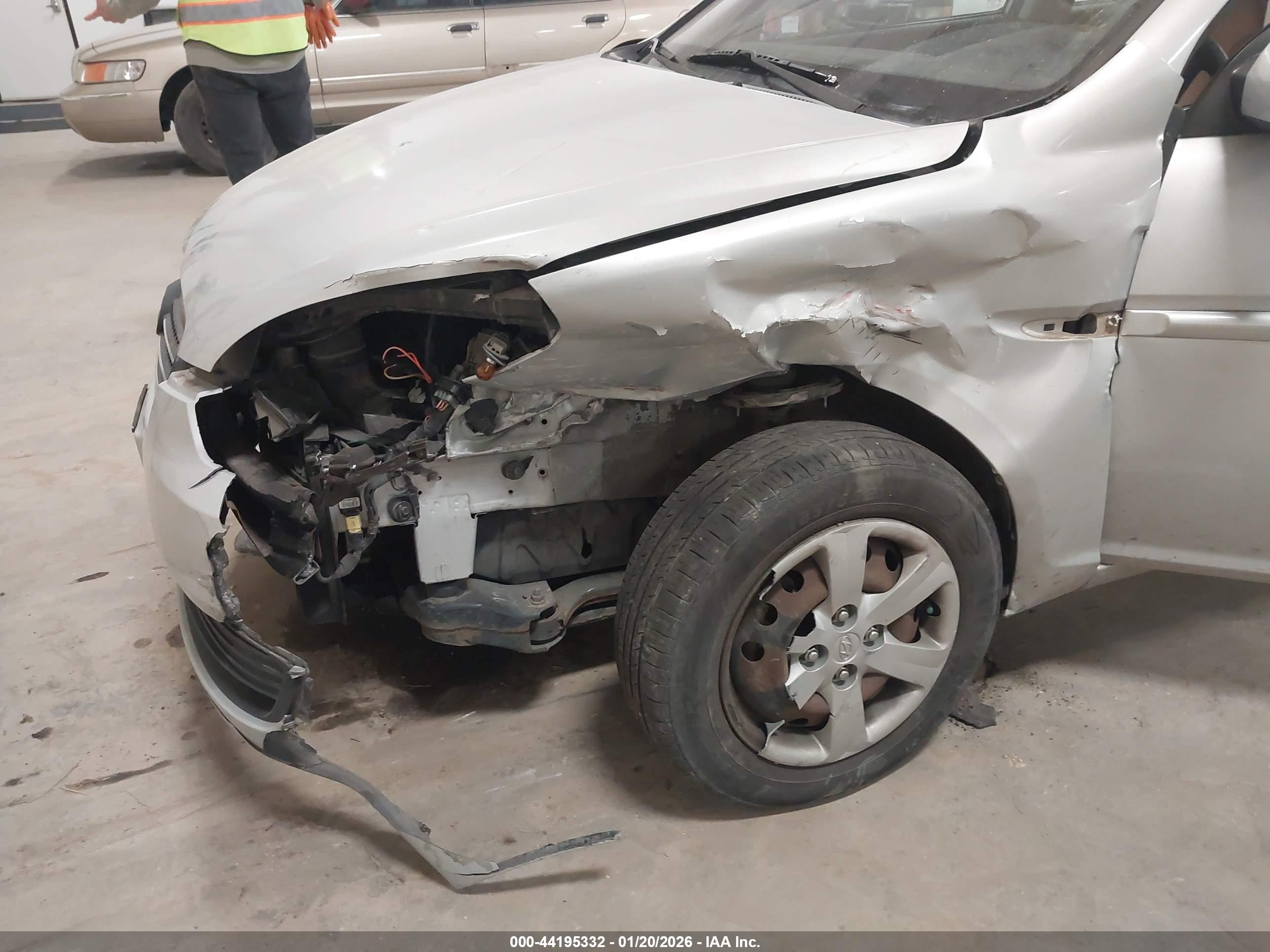 HYUNDAI ACCENT image 6