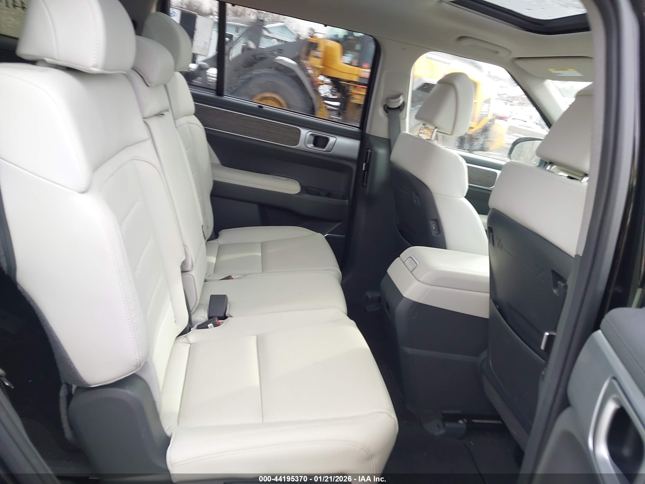 HYUNDAI SANTA image 8