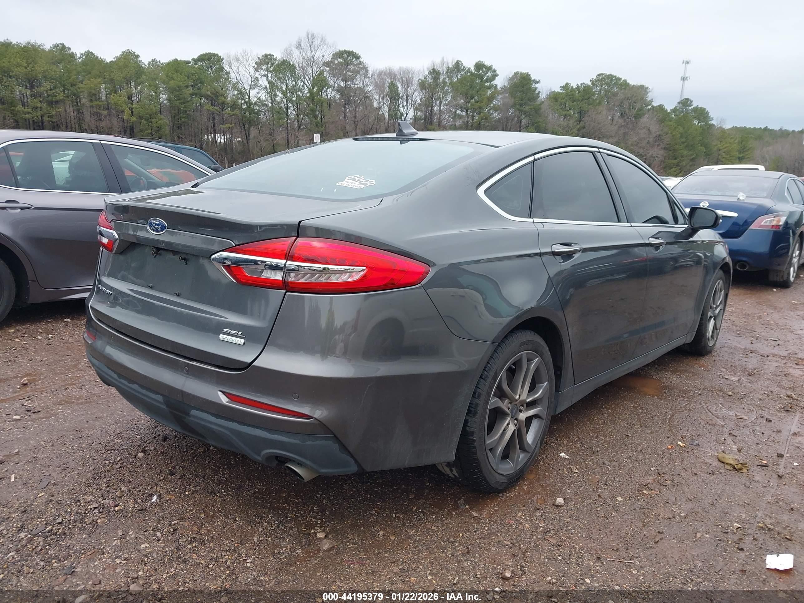 FORD FUSION image 4