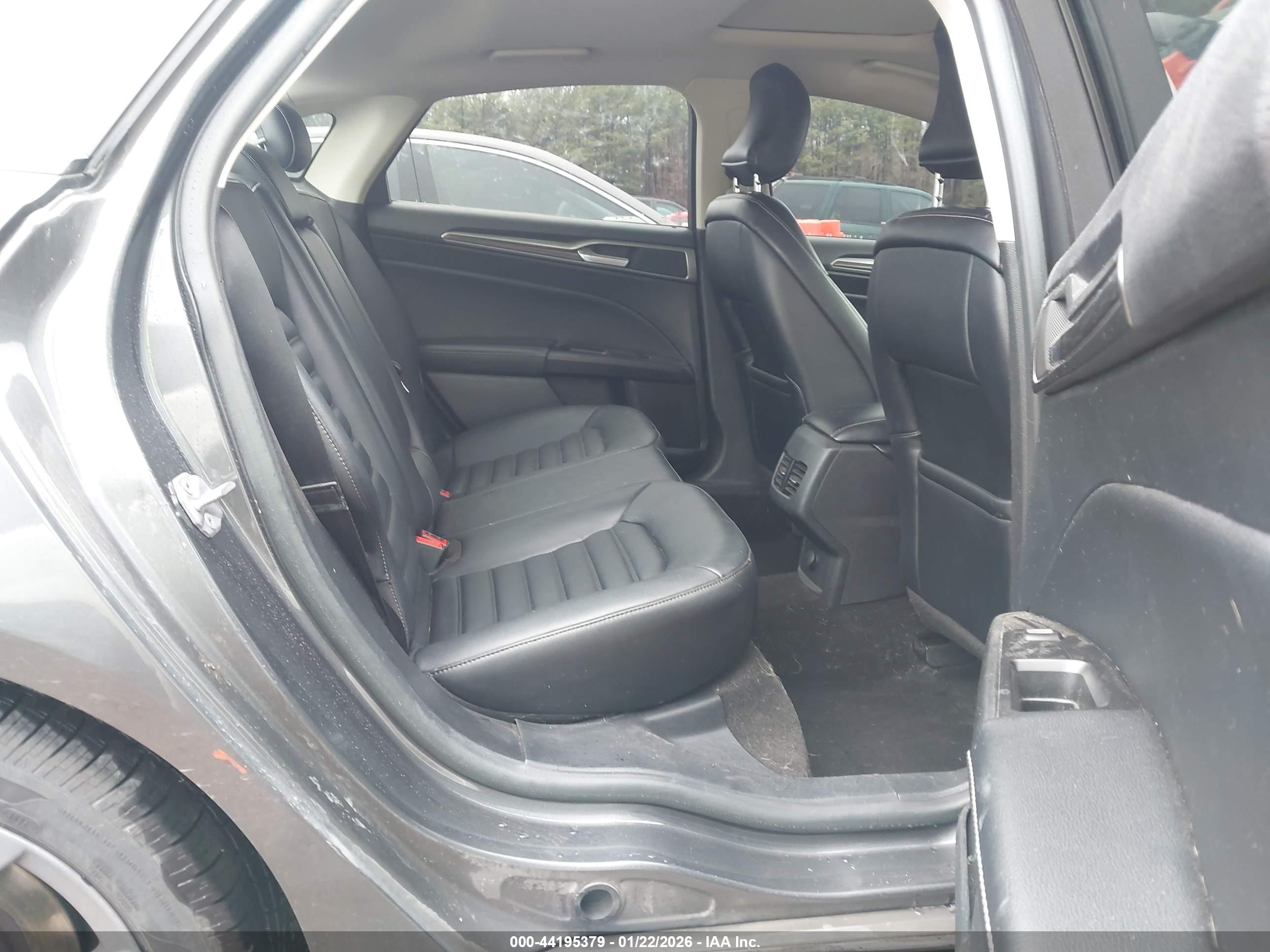 FORD FUSION image 8