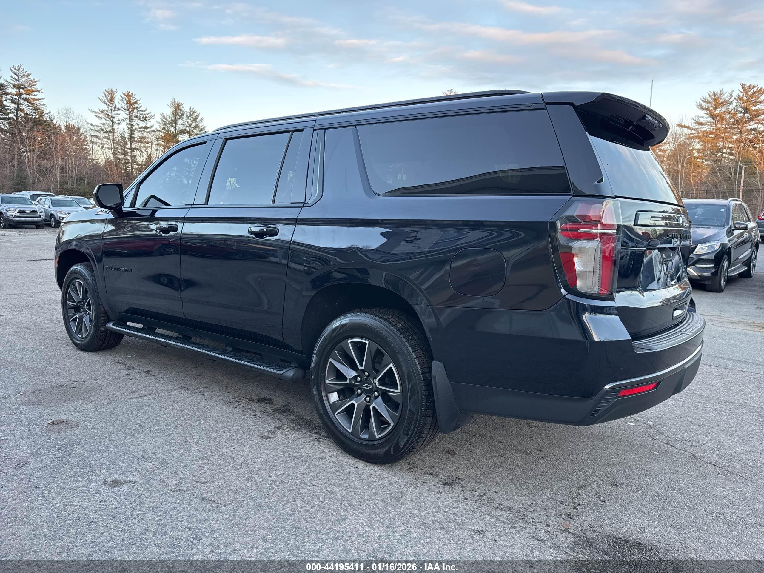 CHEVROLET SUBURBAN image 3