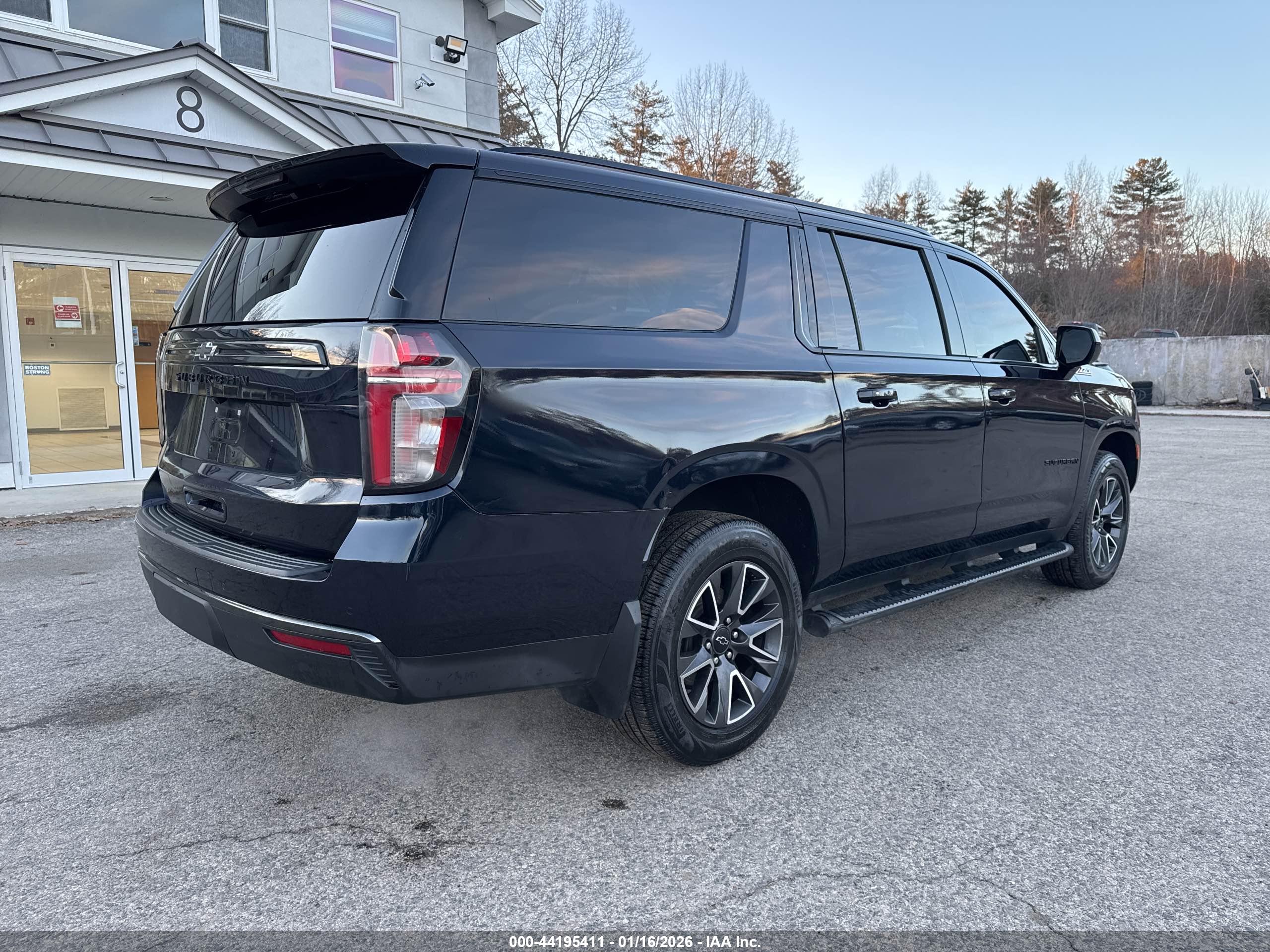 CHEVROLET SUBURBAN image 4