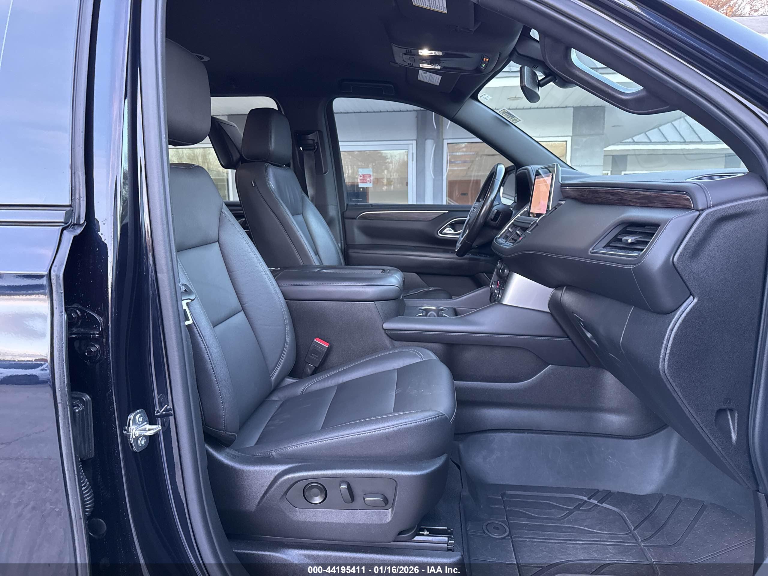CHEVROLET SUBURBAN image 5