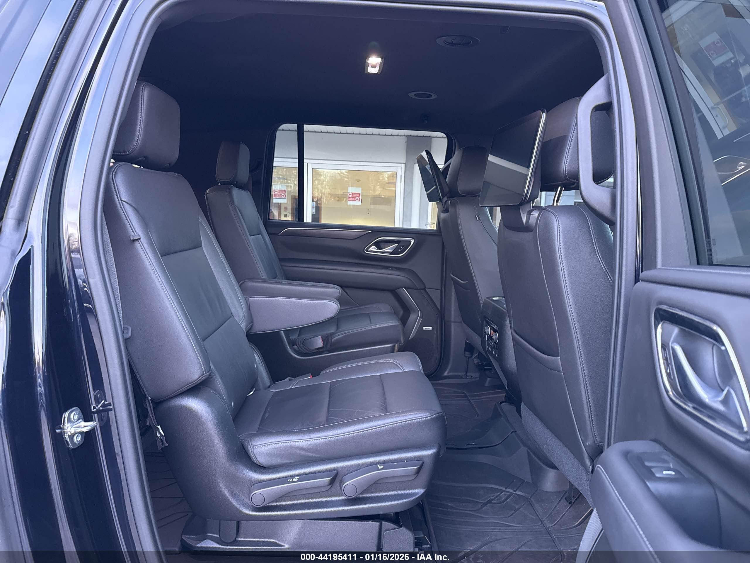CHEVROLET SUBURBAN image 8
