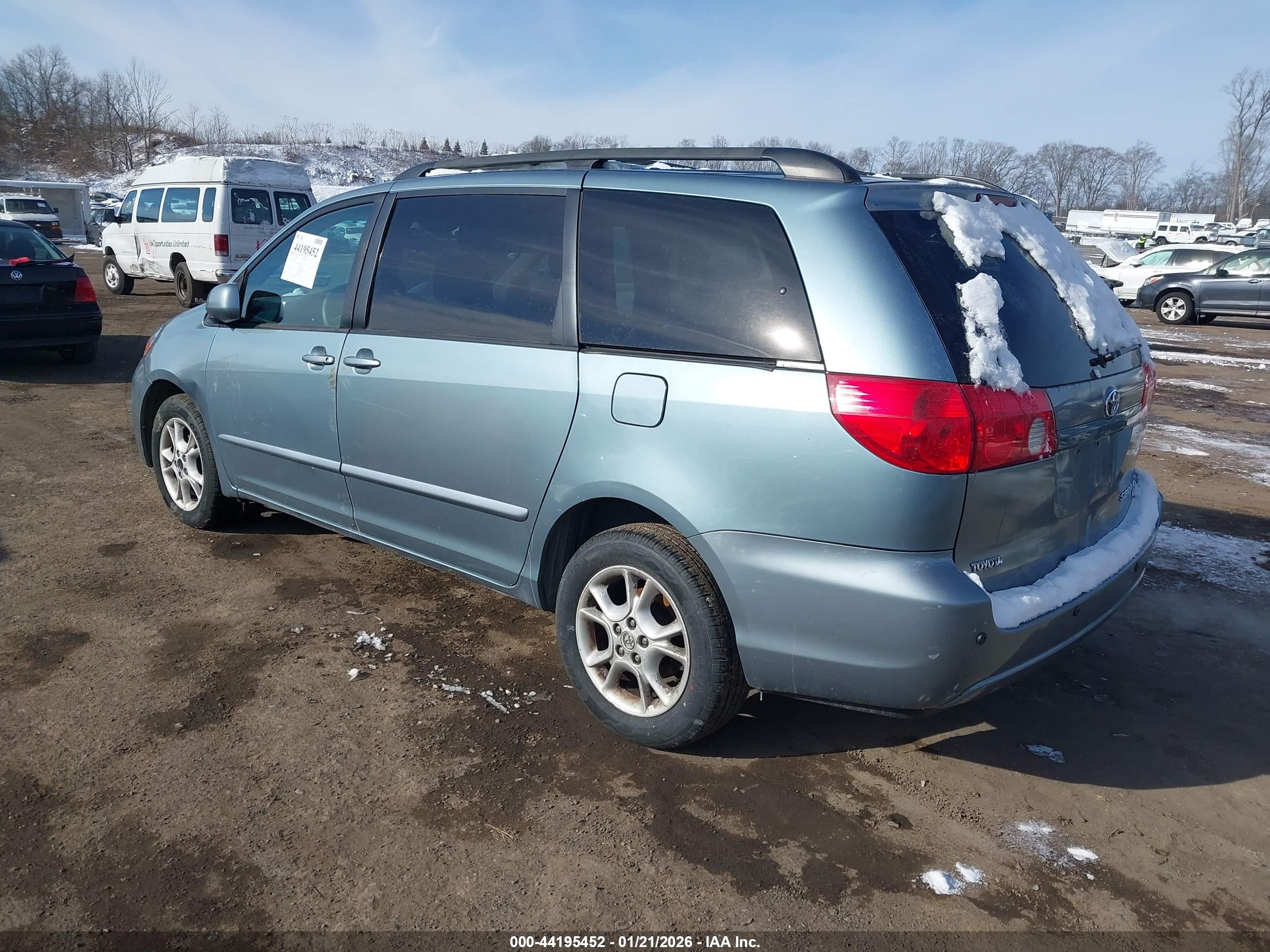 TOYOTA SIENNA image 3