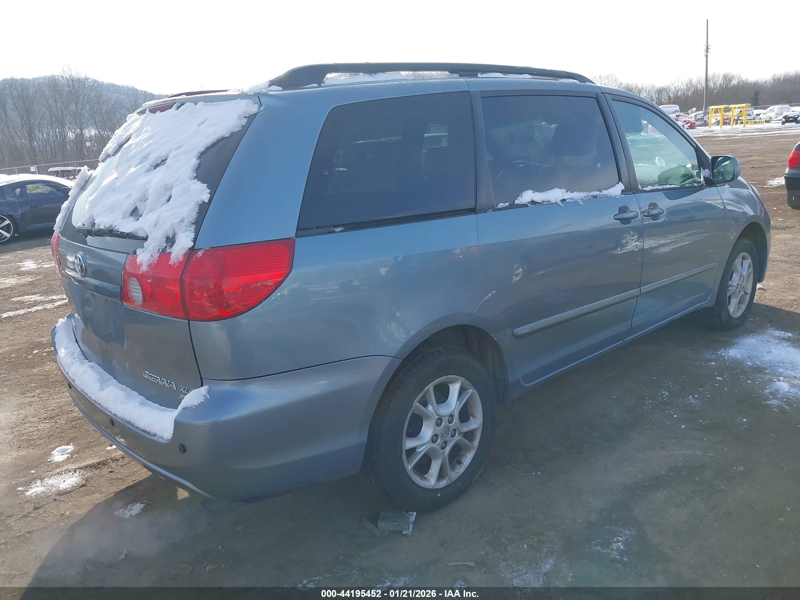 TOYOTA SIENNA image 4