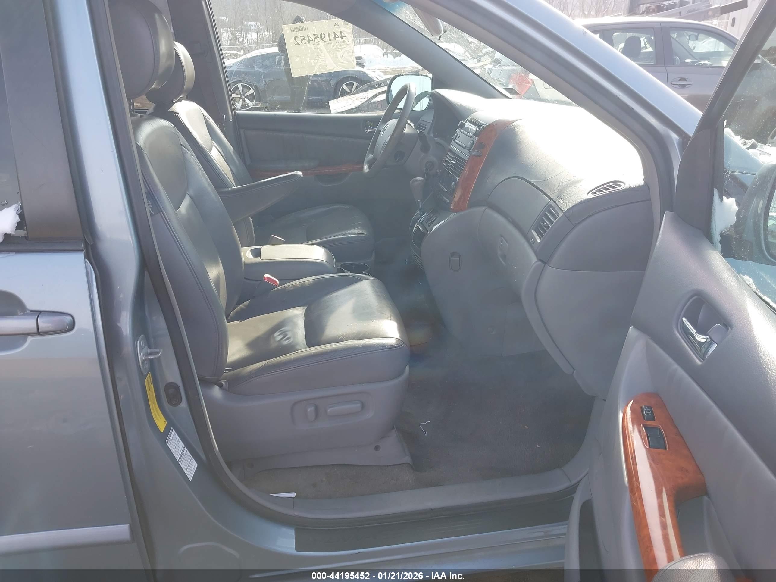 TOYOTA SIENNA image 5