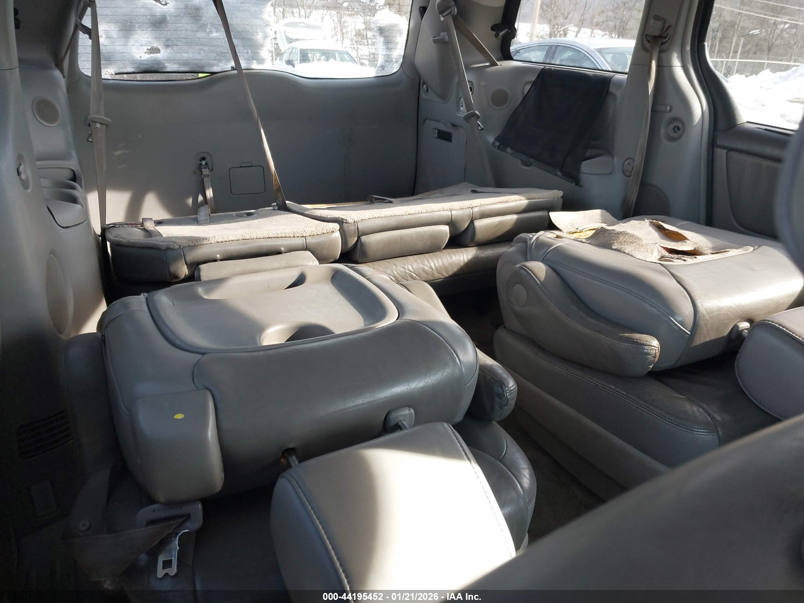 TOYOTA SIENNA image 8