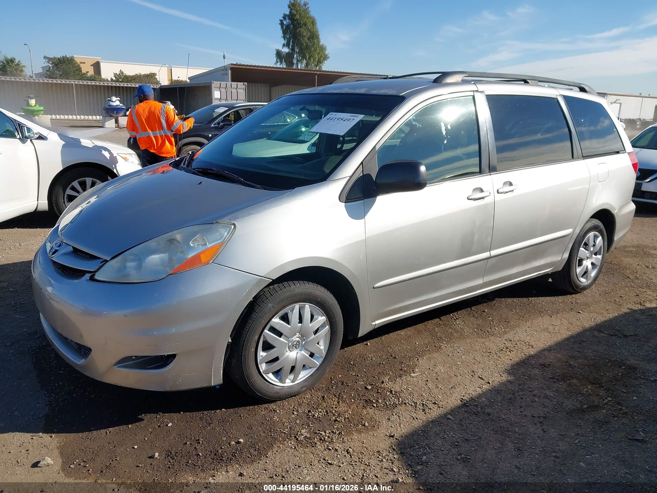TOYOTA SIENNA image 2