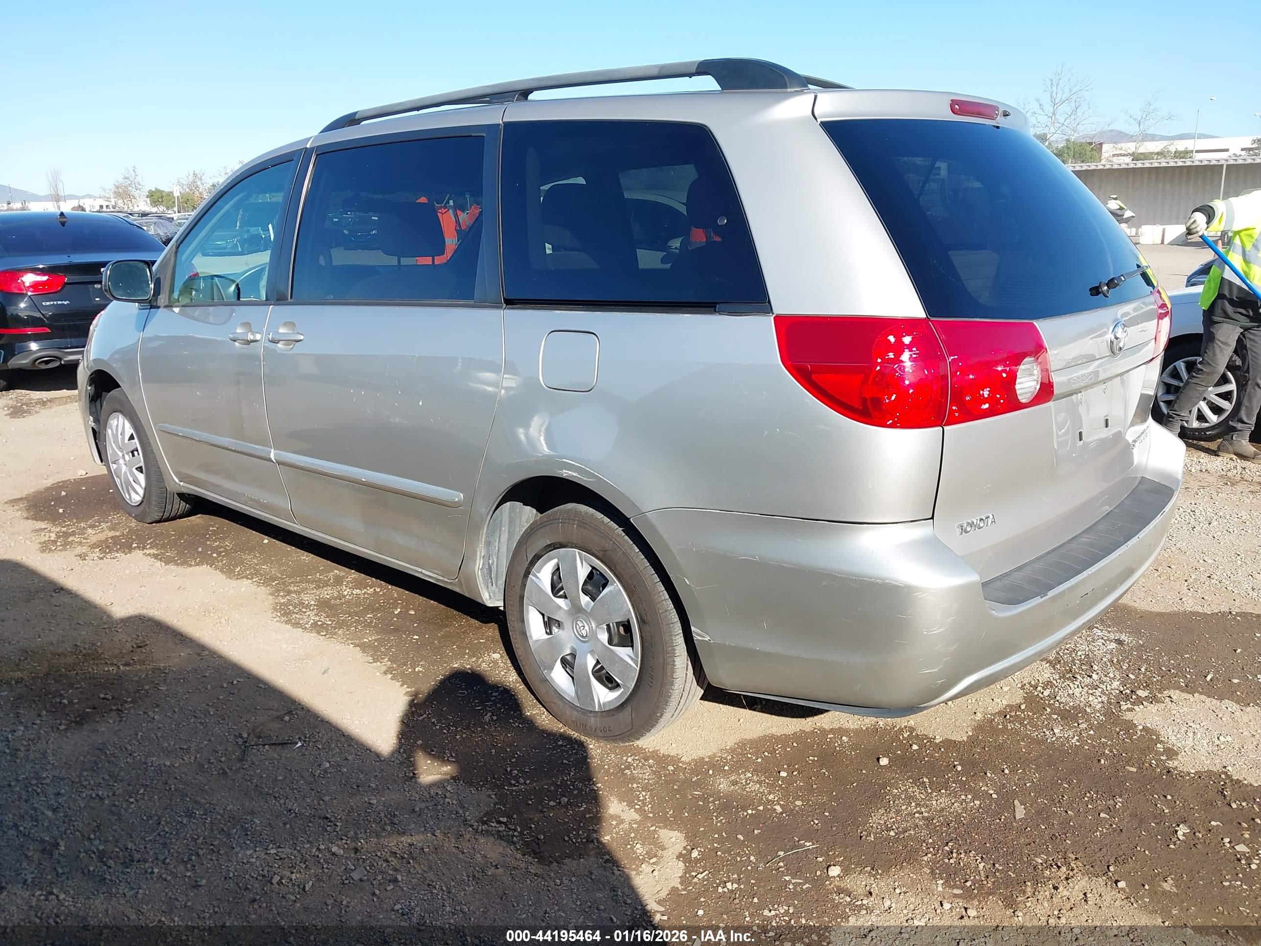 TOYOTA SIENNA image 3