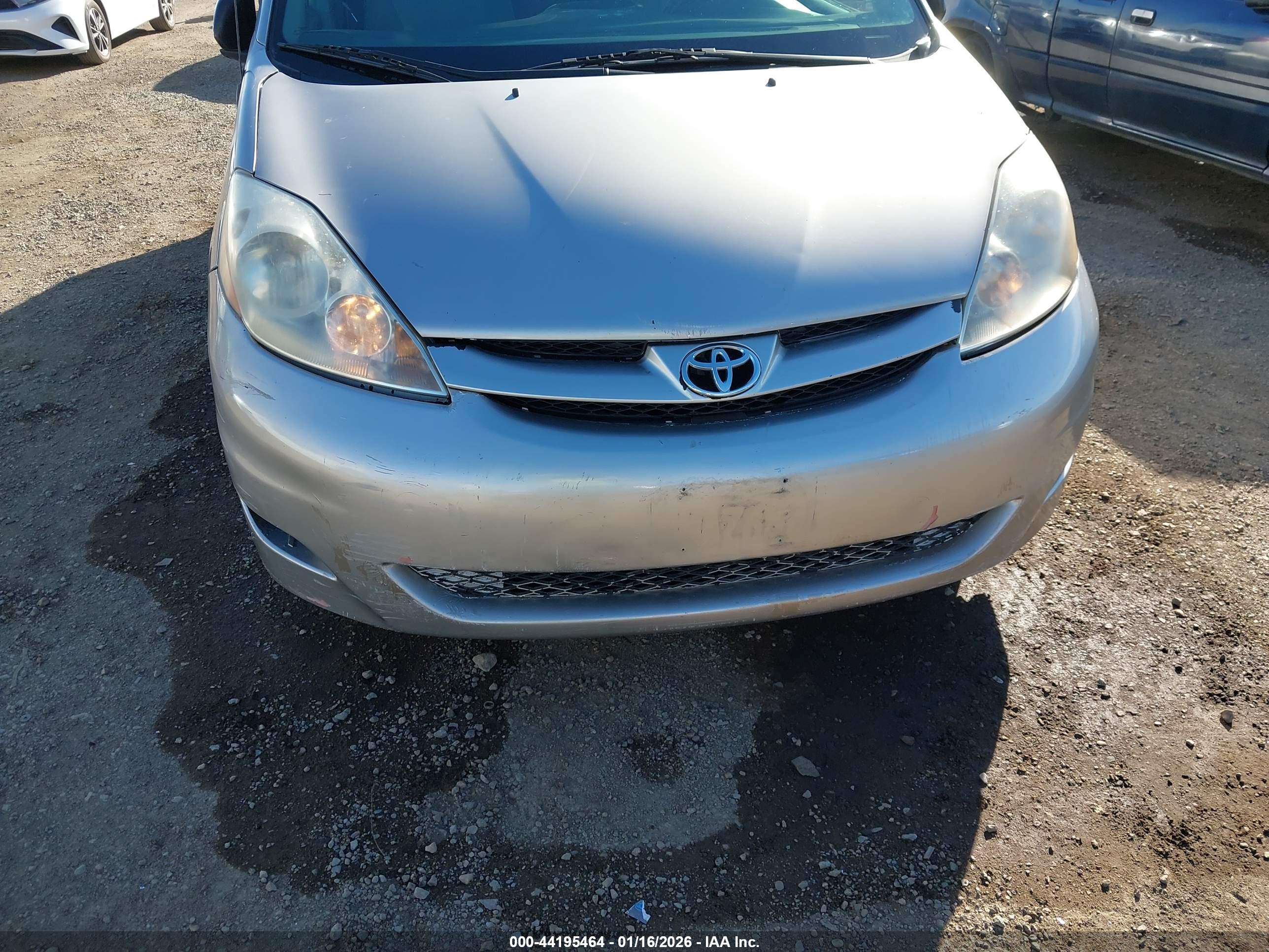 TOYOTA SIENNA image 6