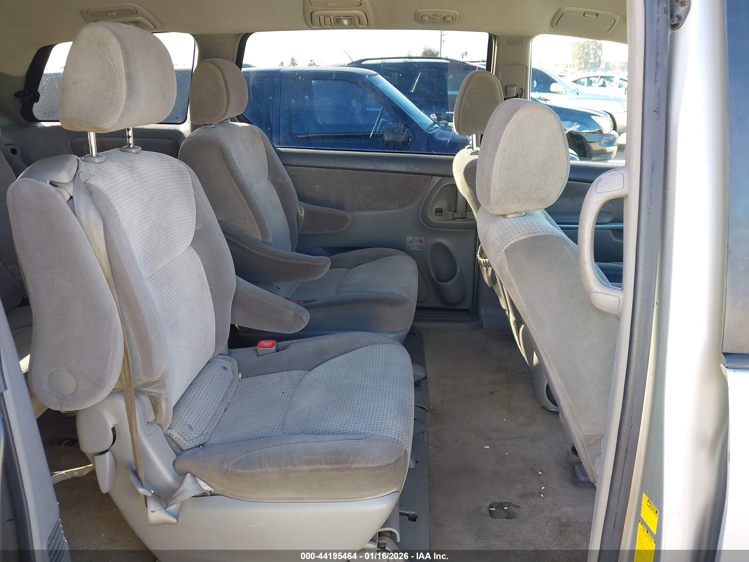 TOYOTA SIENNA image 8
