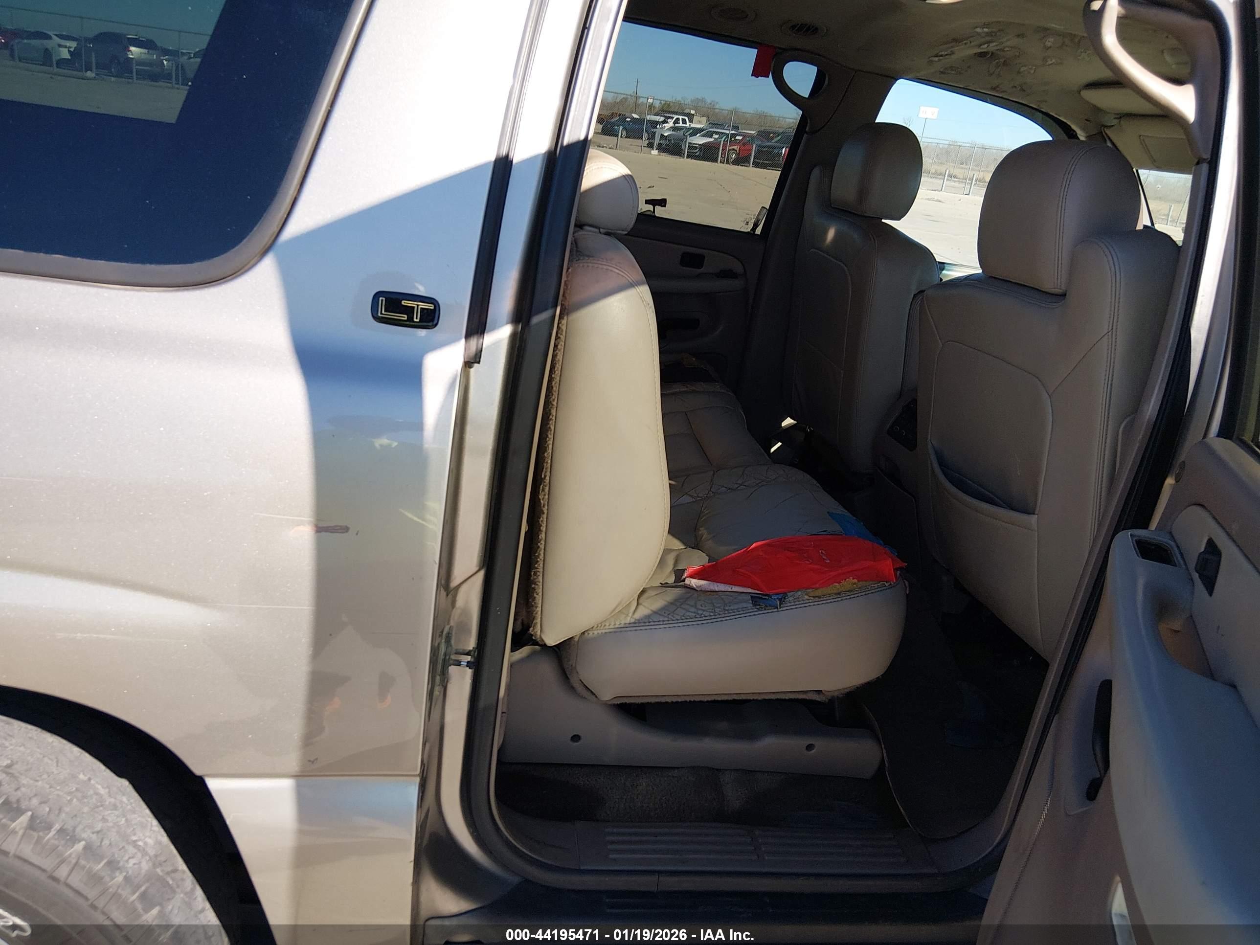 CHEVROLET SUBURBAN image 8