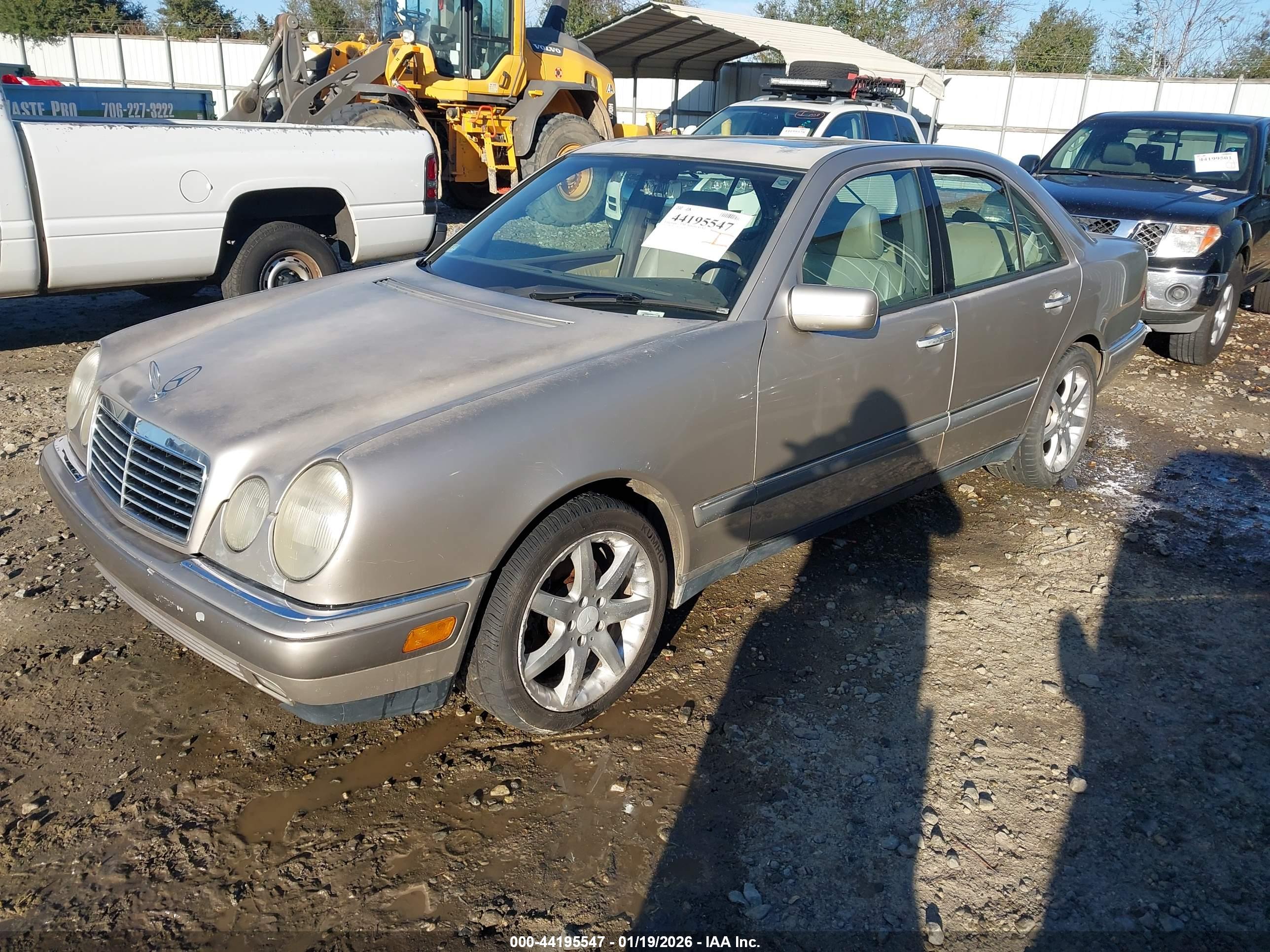MERCEDES-BENZ E image 2