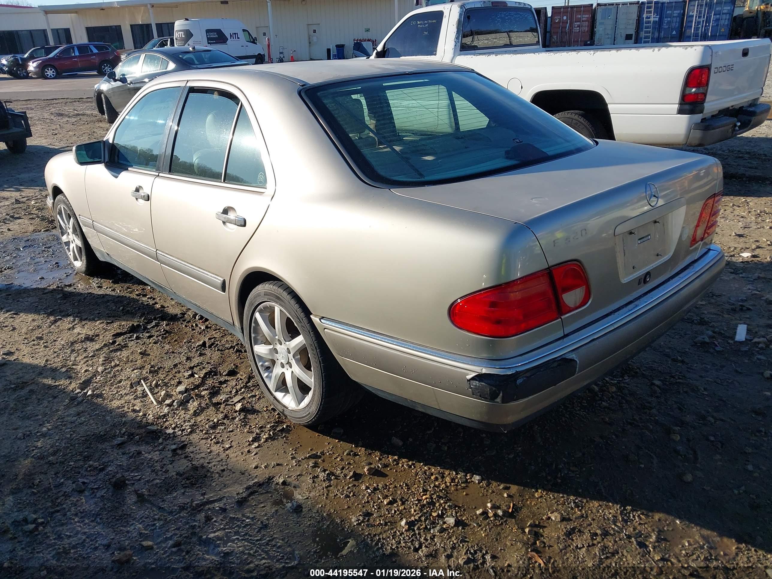 MERCEDES-BENZ E image 3