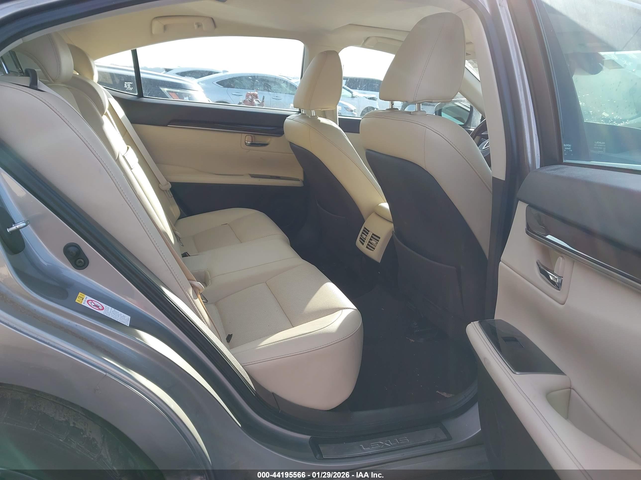 LEXUS ES image 8
