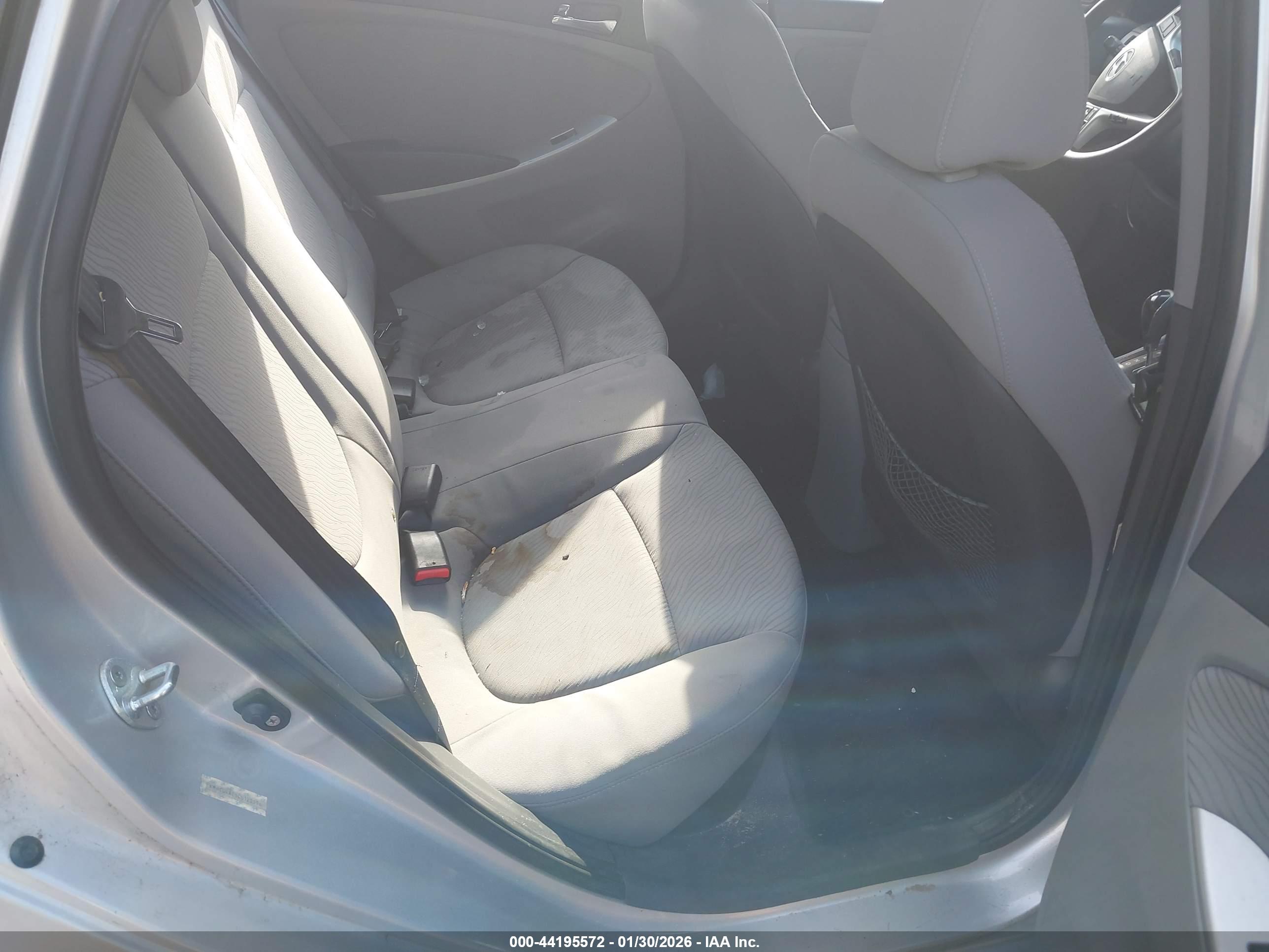 HYUNDAI ACCENT image 8