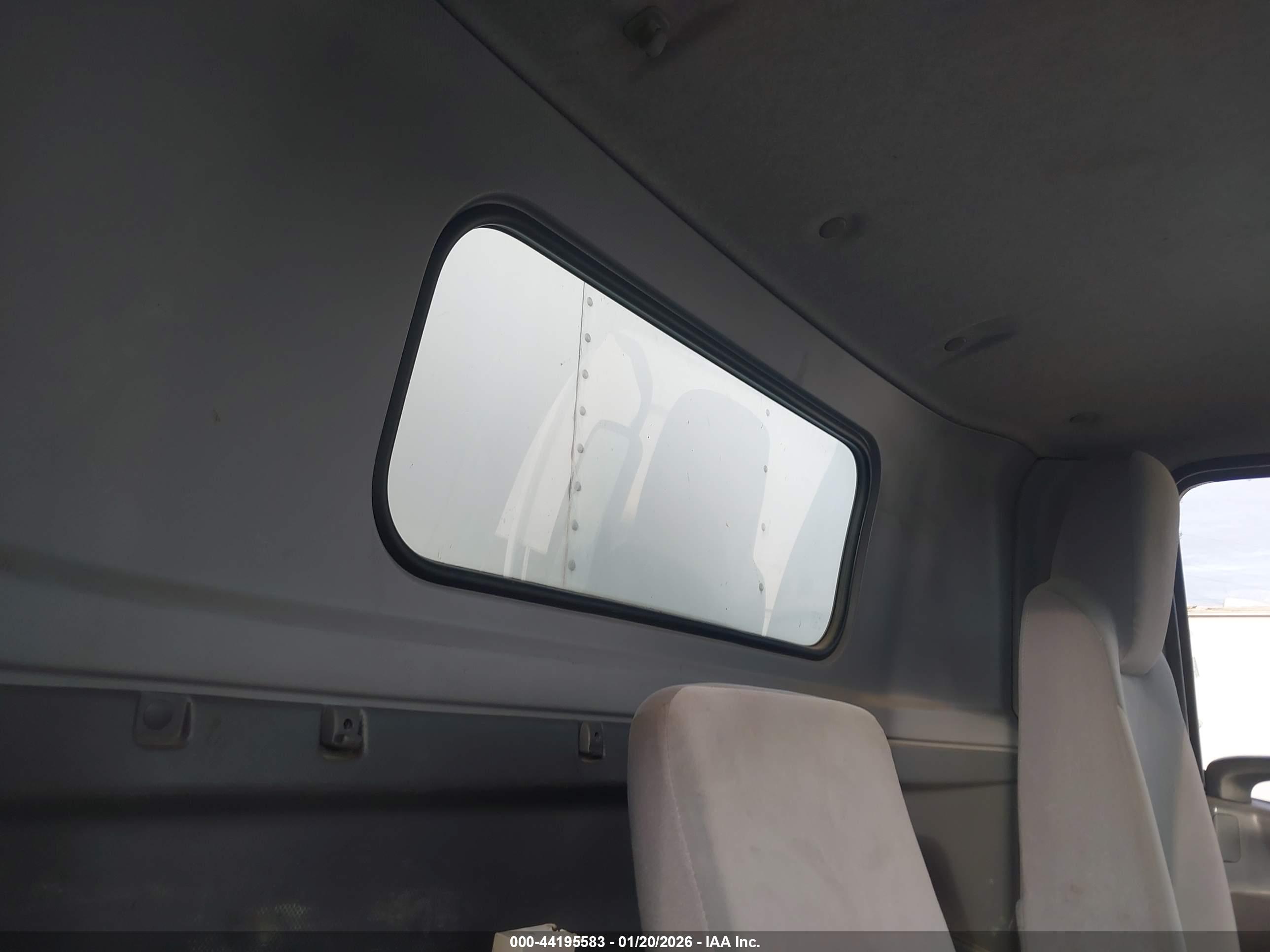 ISUZU NPR image 8
