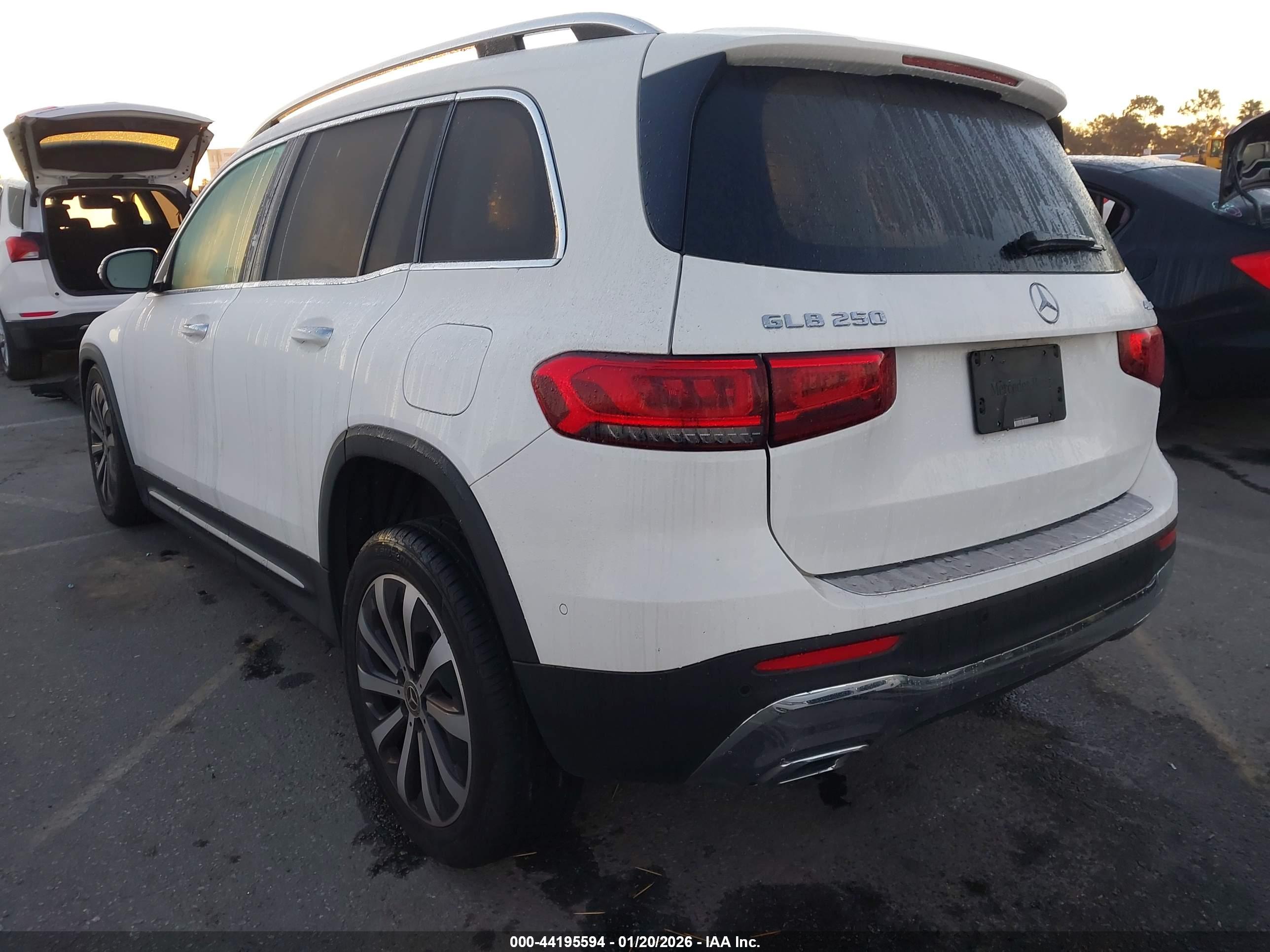 MERCEDES-BENZ GLB image 3