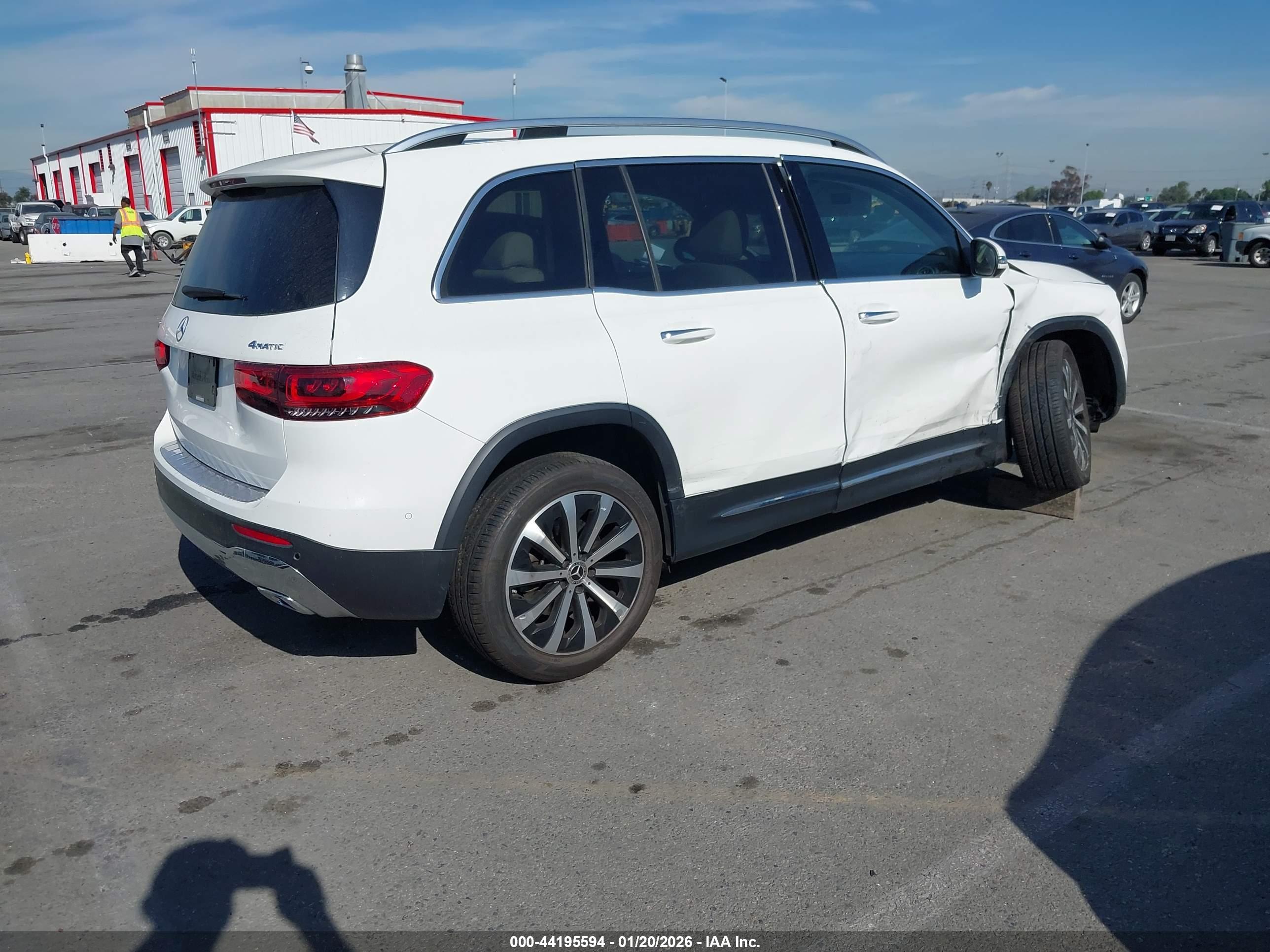 MERCEDES-BENZ GLB image 4
