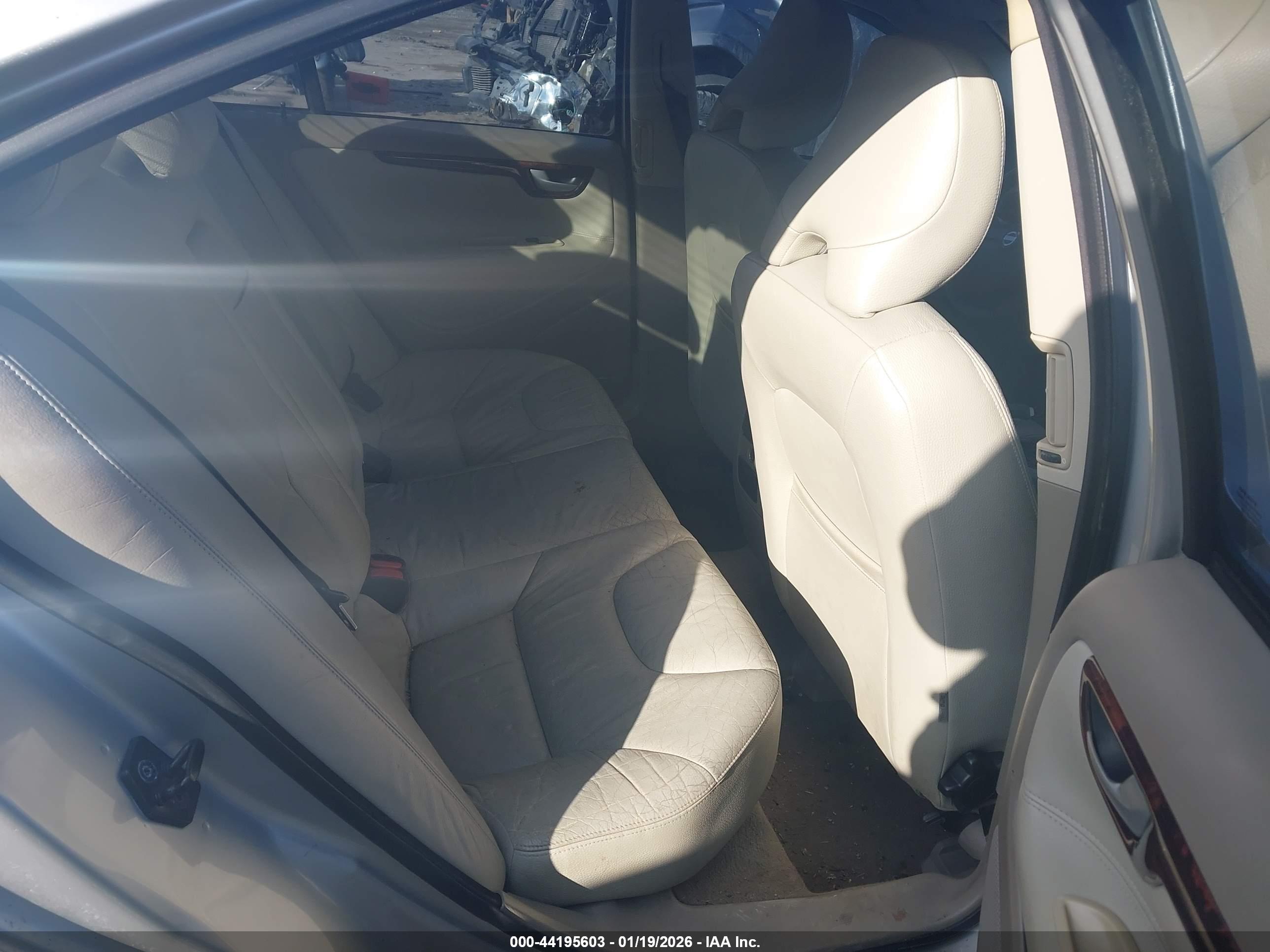 VOLVO S60 image 8