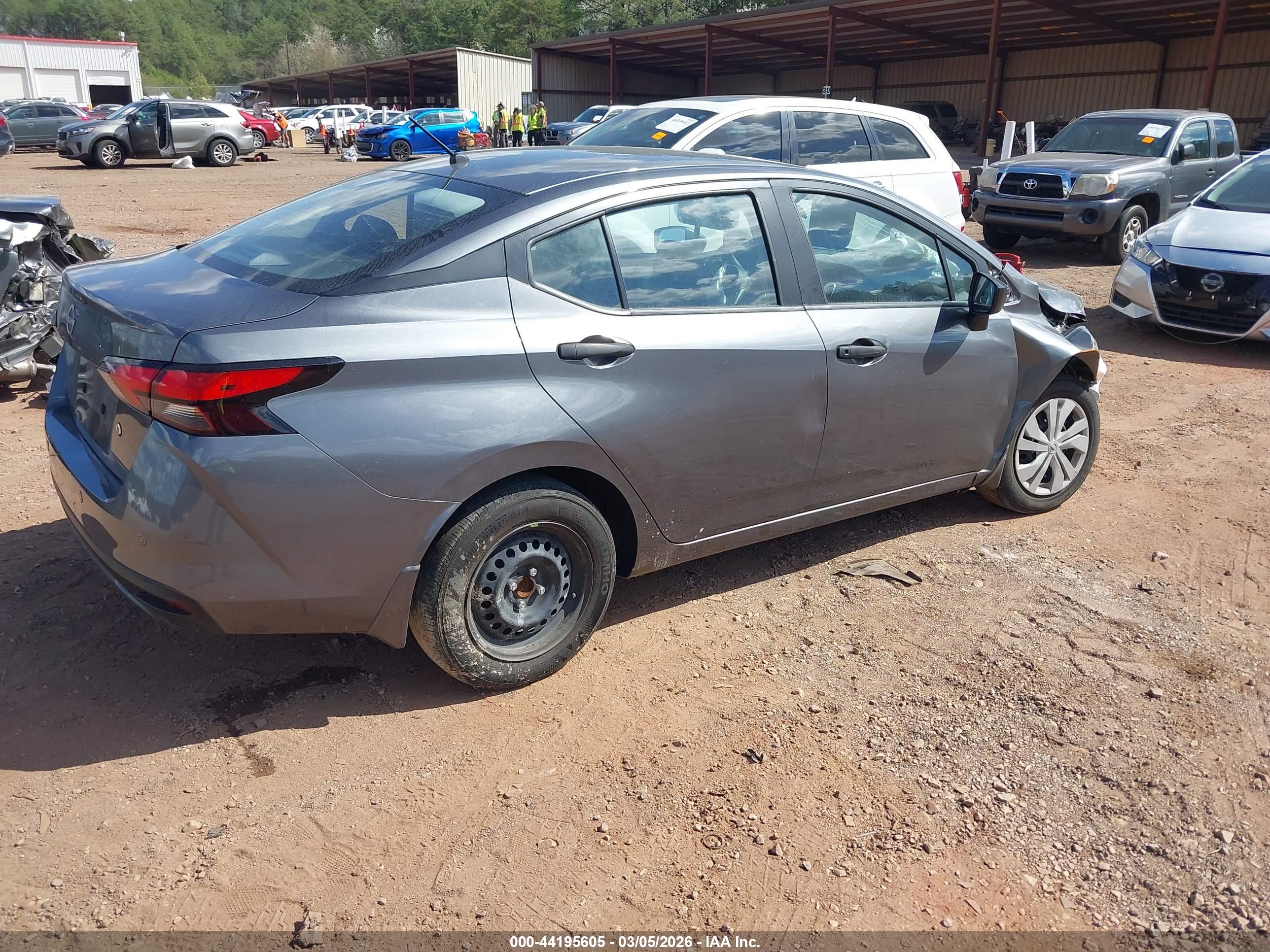 NISSAN VERSA image 4