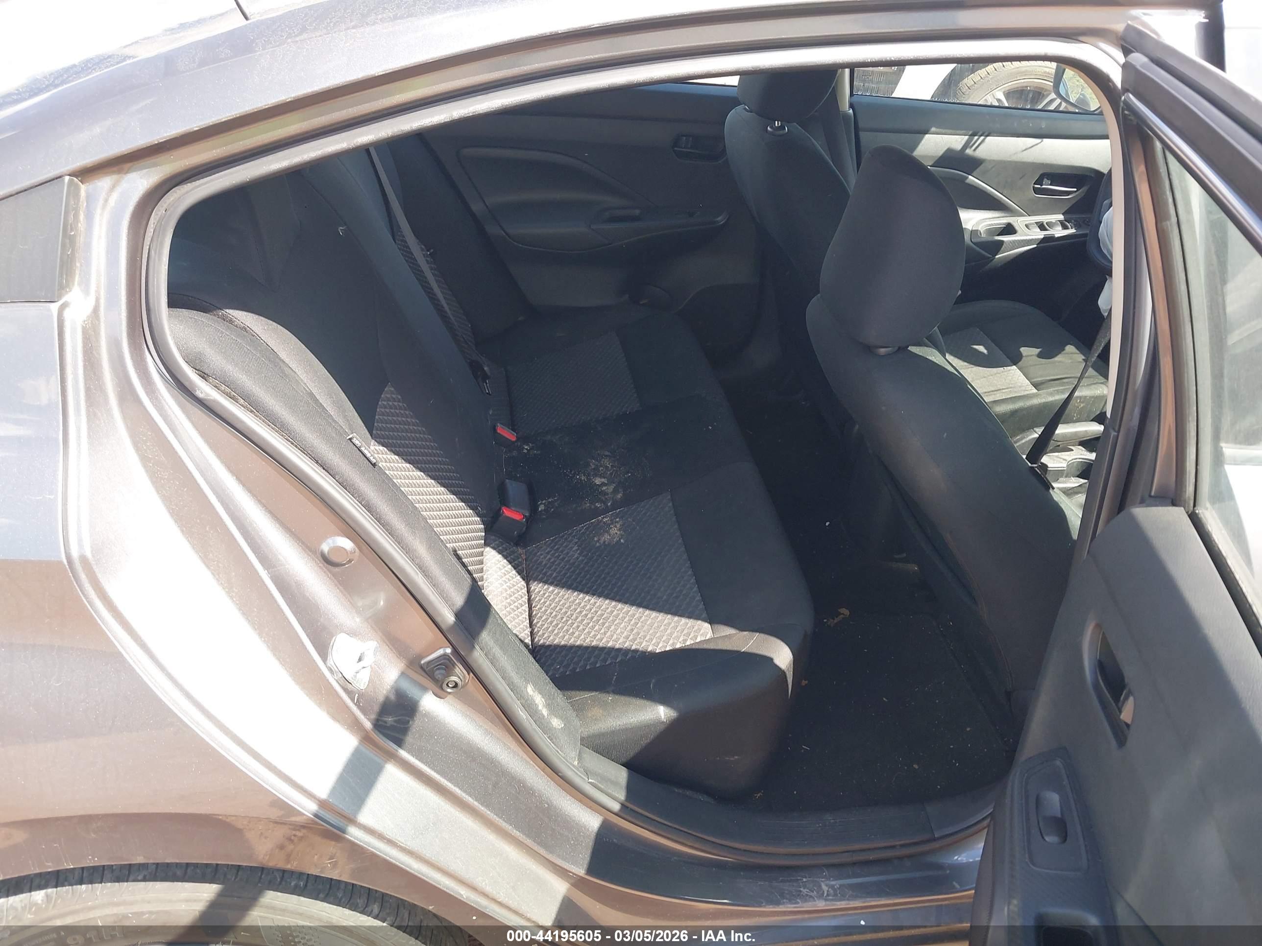NISSAN VERSA image 8