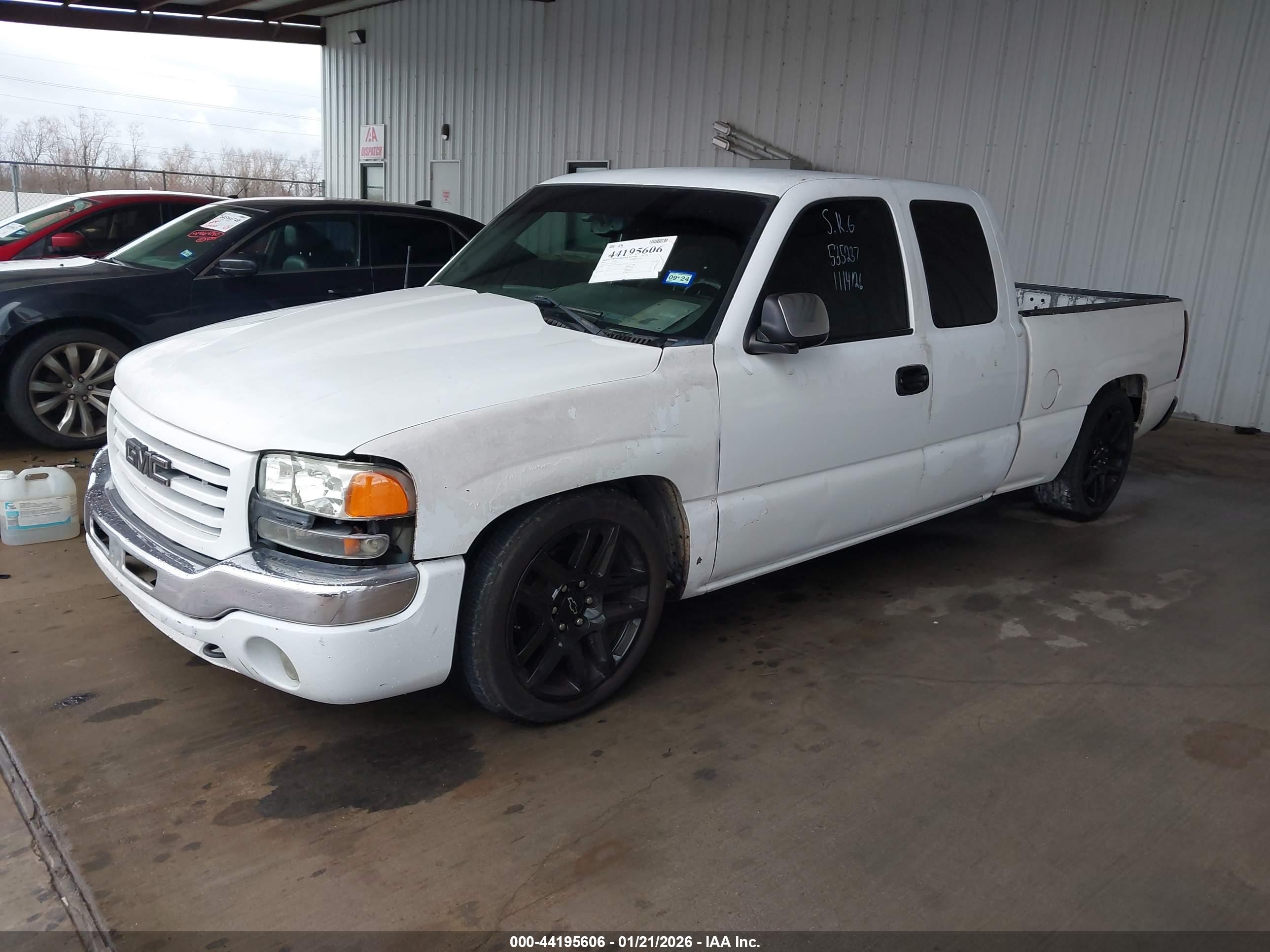GMC SIERRA image 2