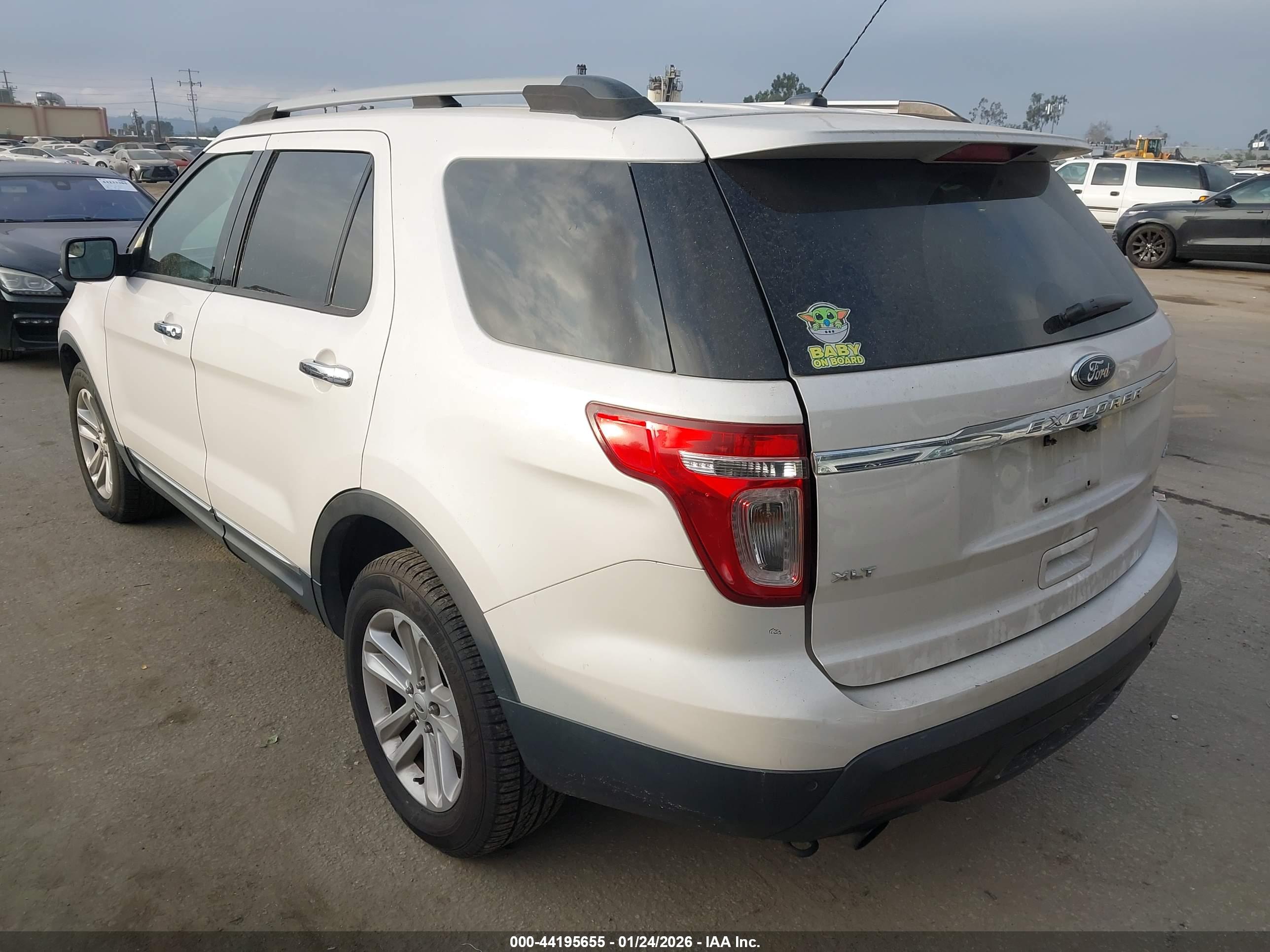 FORD EXPLORER image 3