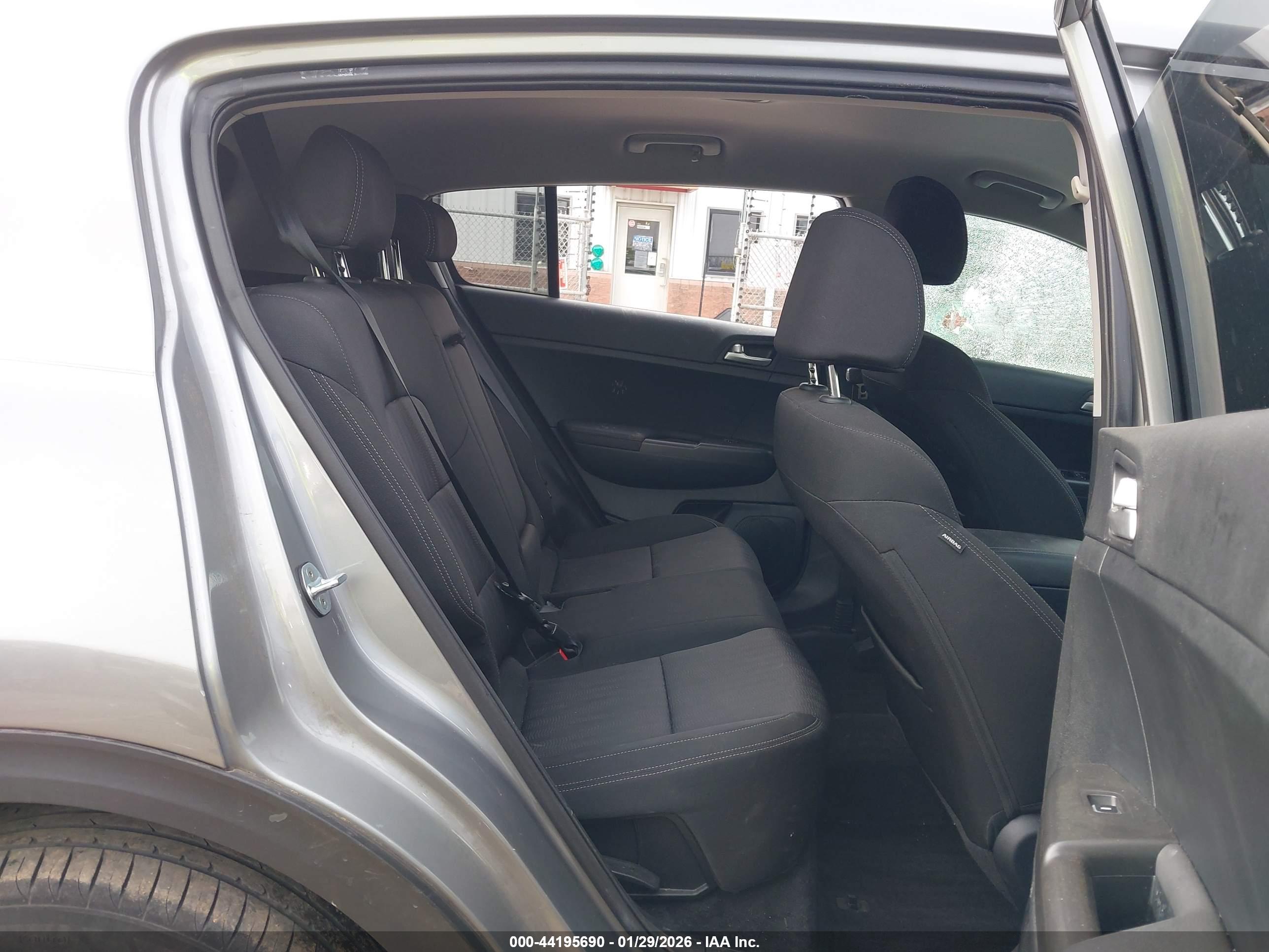 KIA SPORTAGE image 8