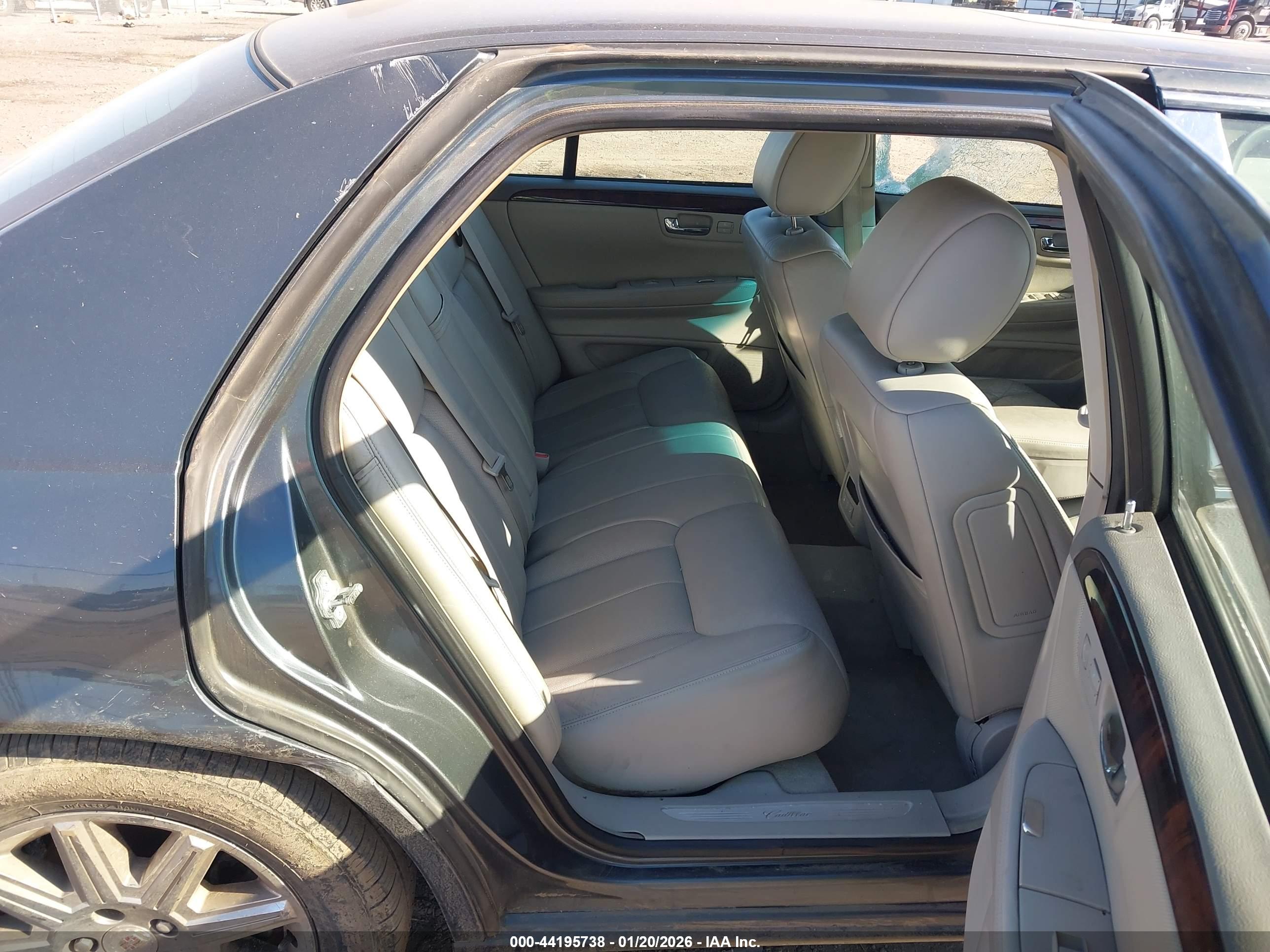 CADILLAC DTS image 8