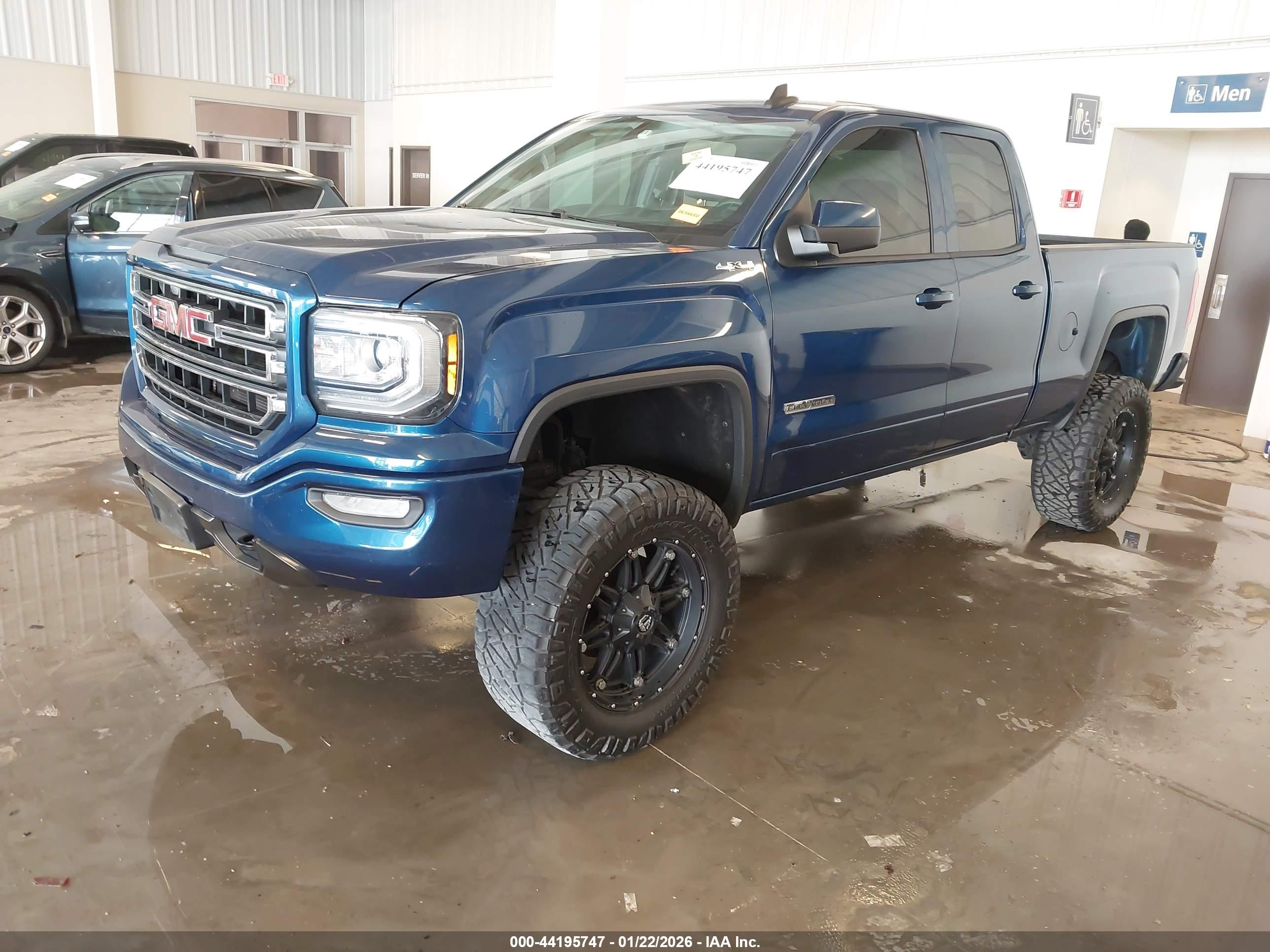 GMC SIERRA image 2