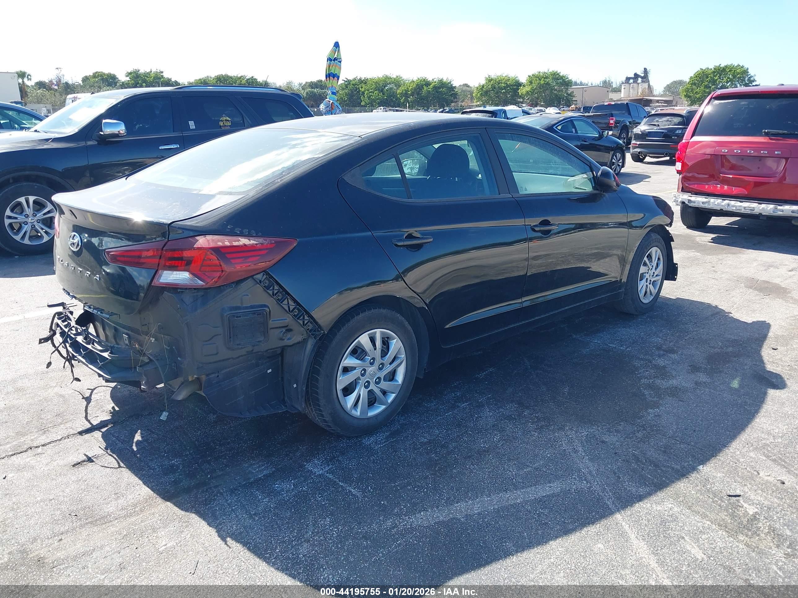 HYUNDAI ELANTRA image 4