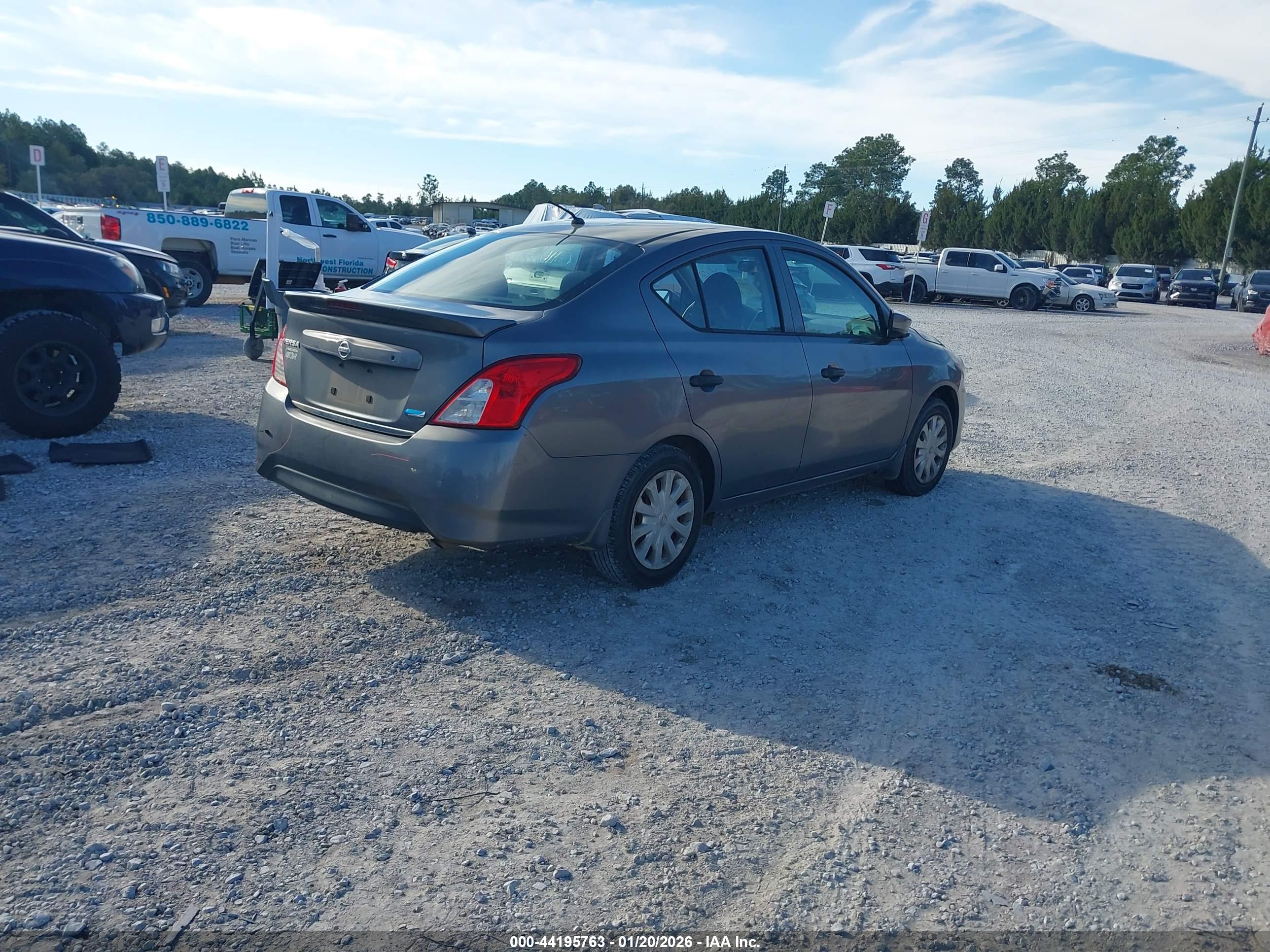 NISSAN VERSA image 4