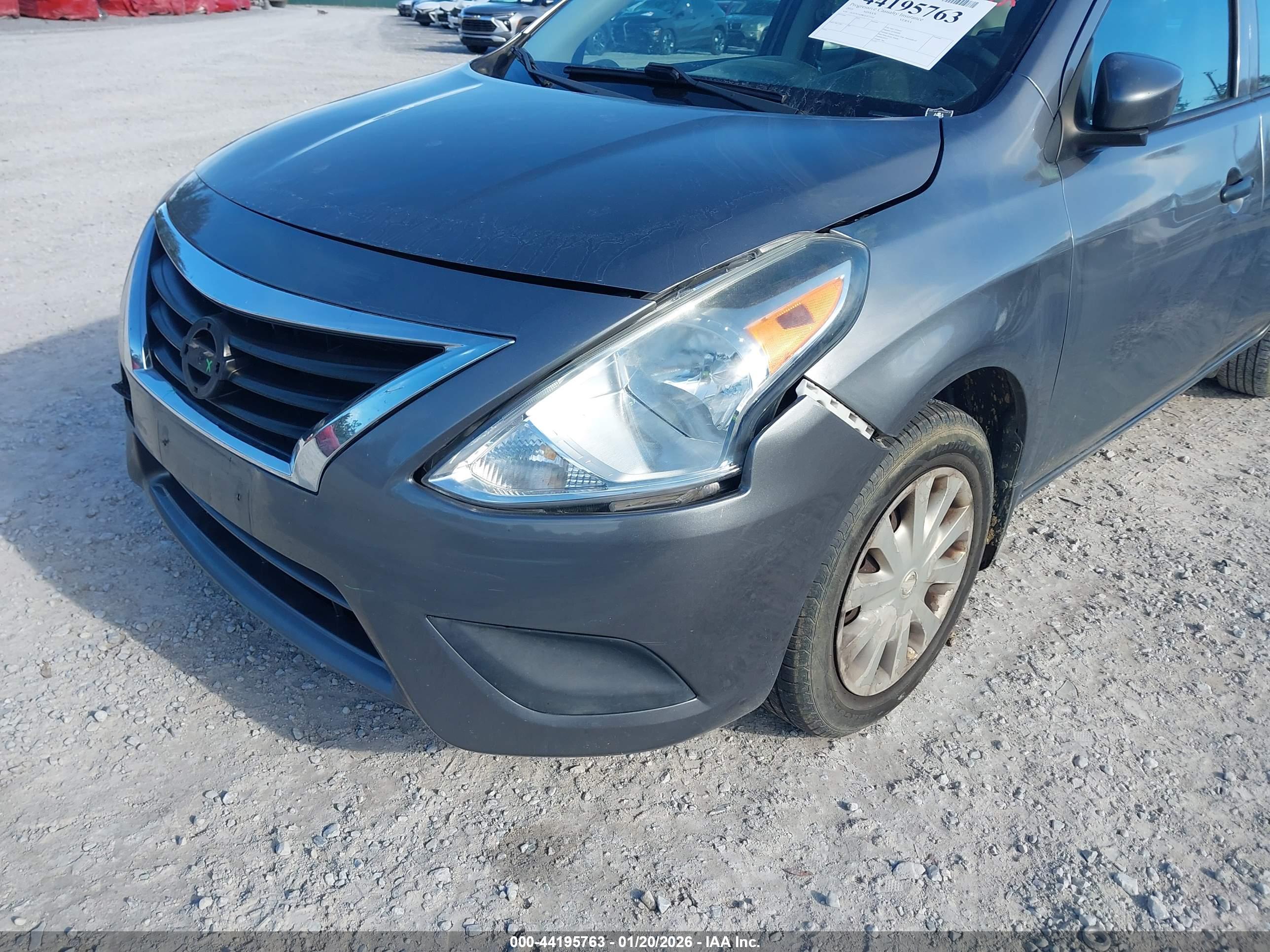 NISSAN VERSA image 6