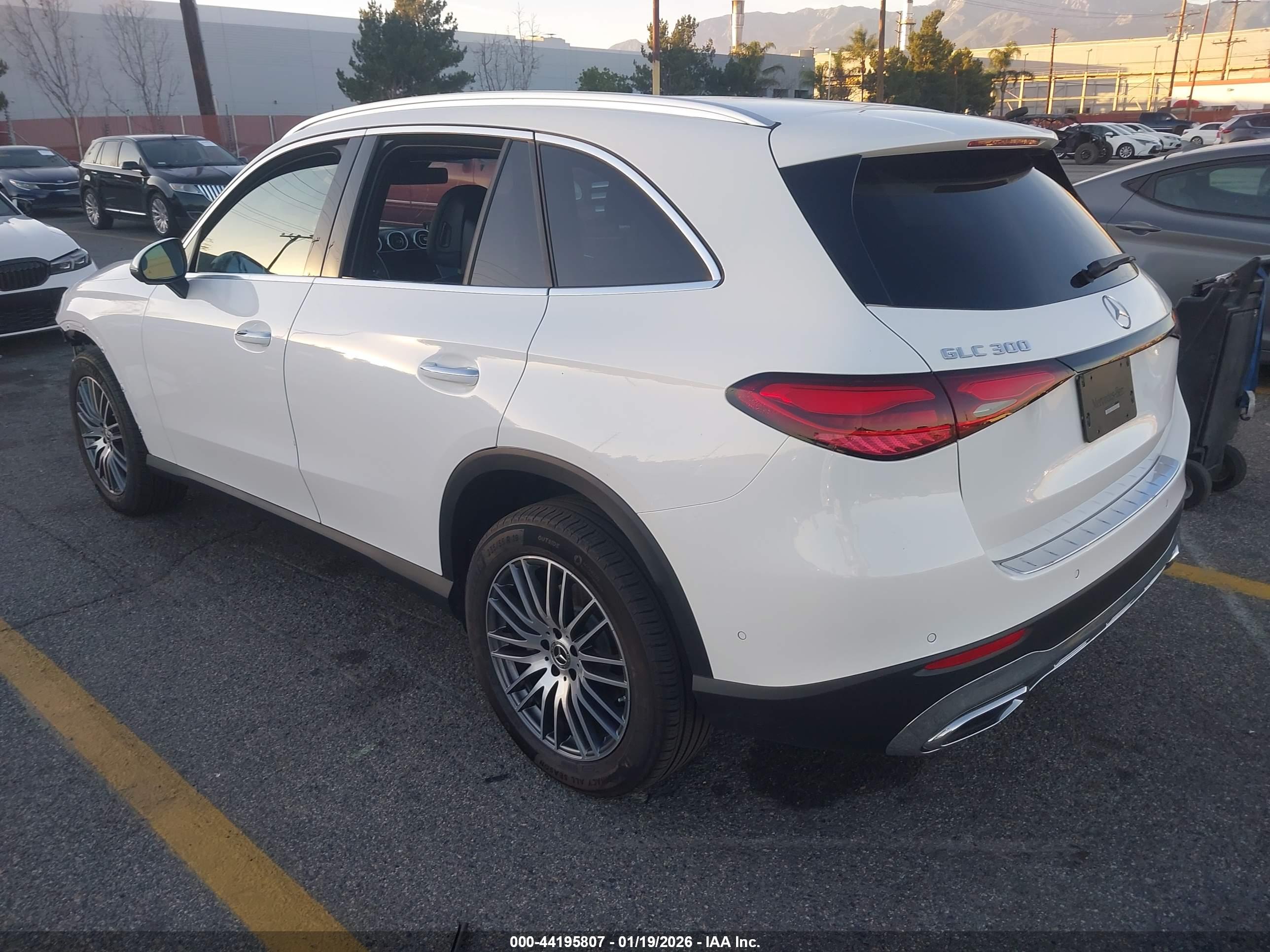 MERCEDES-BENZ GLC image 3