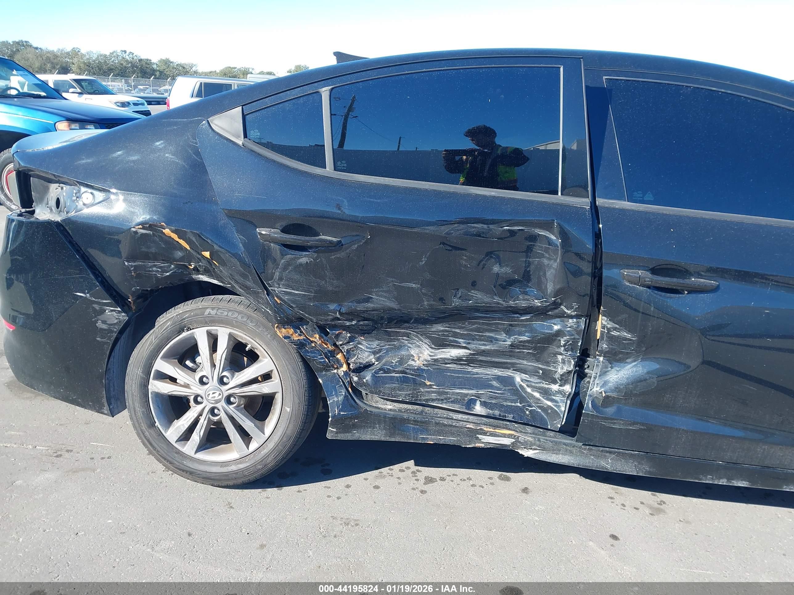 HYUNDAI ELANTRA image 6