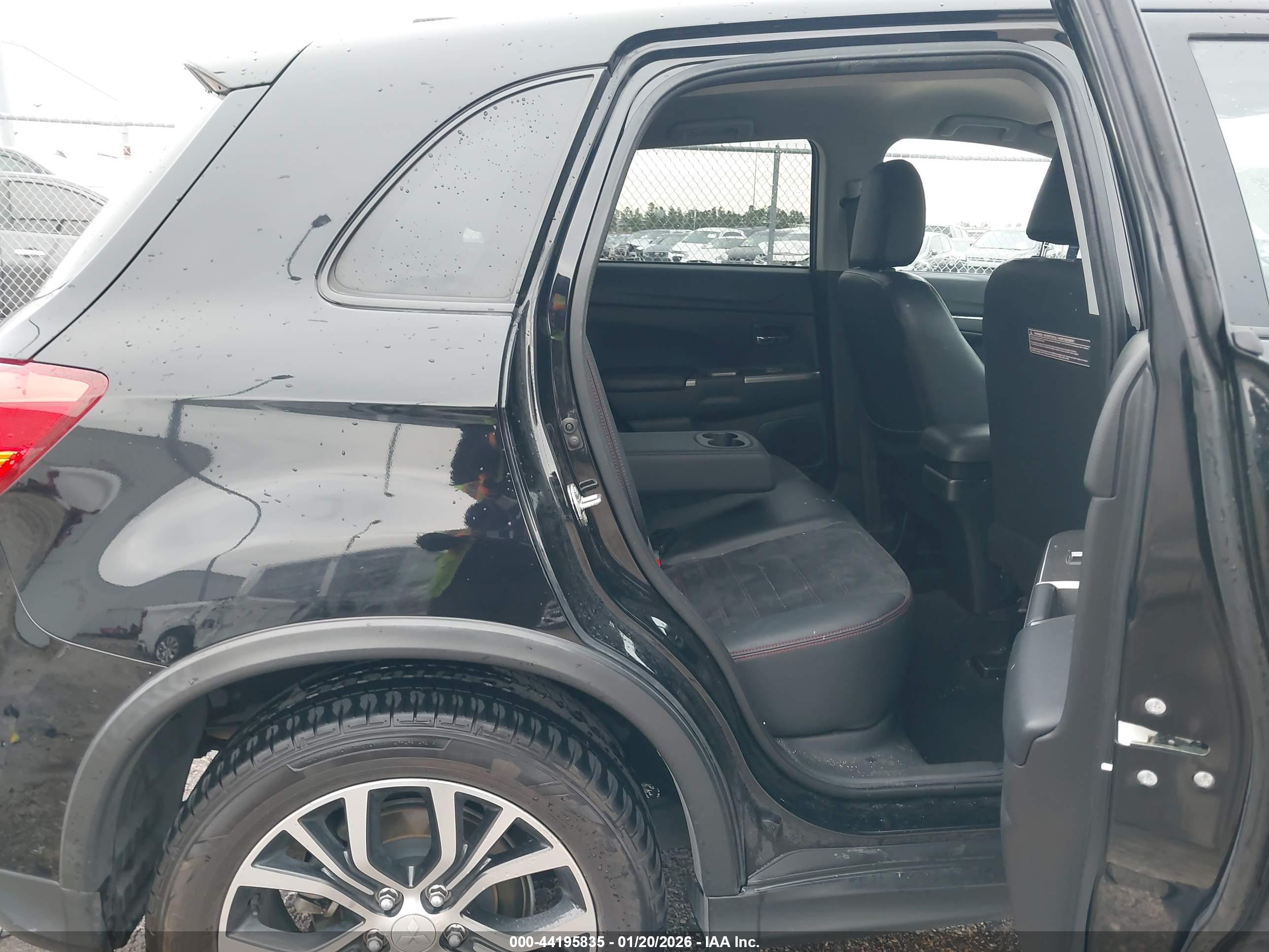 MITSUBISHI OUTLANDER image 8