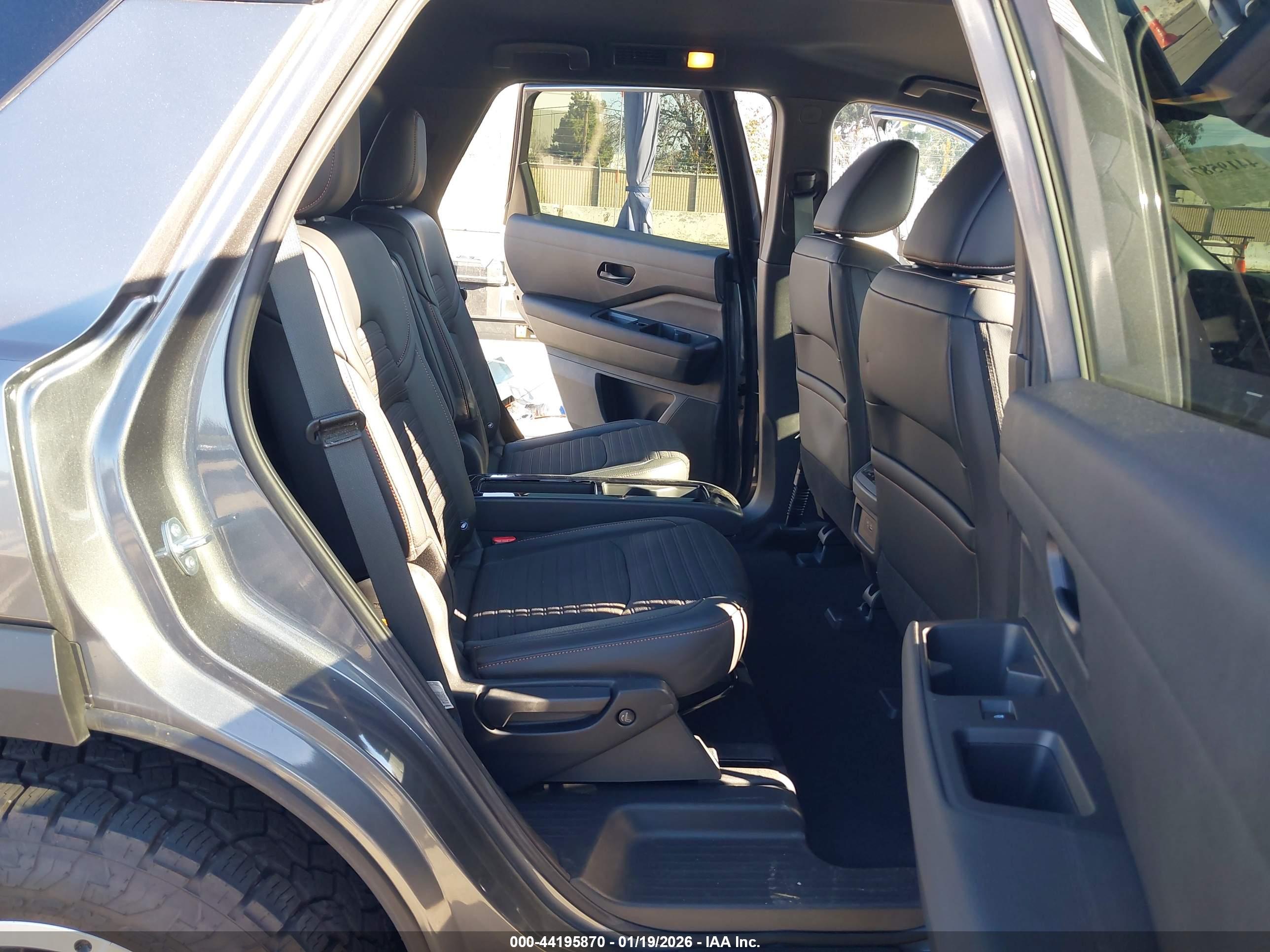 NISSAN PATHFINDER image 8
