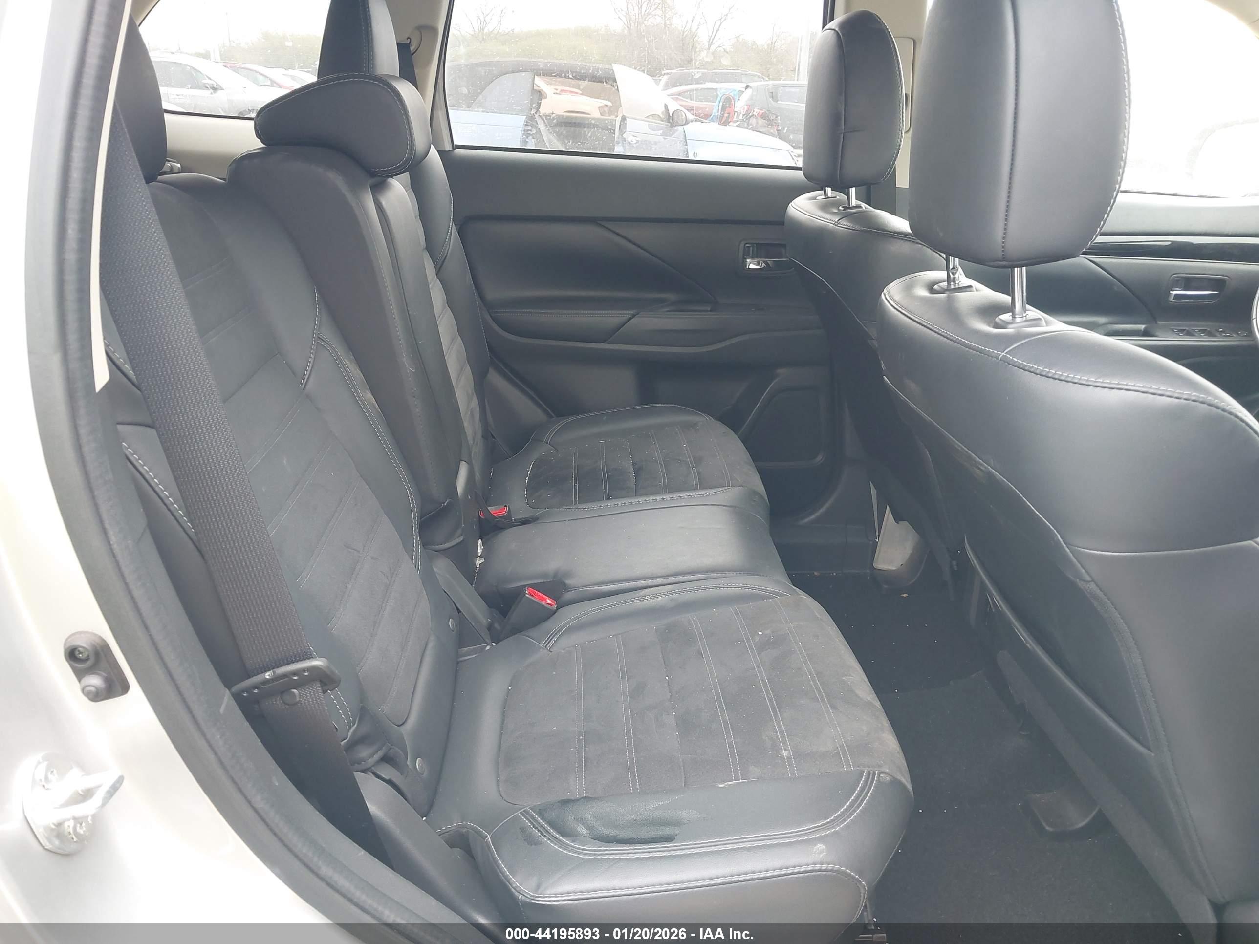 MITSUBISHI OUTLANDER image 8