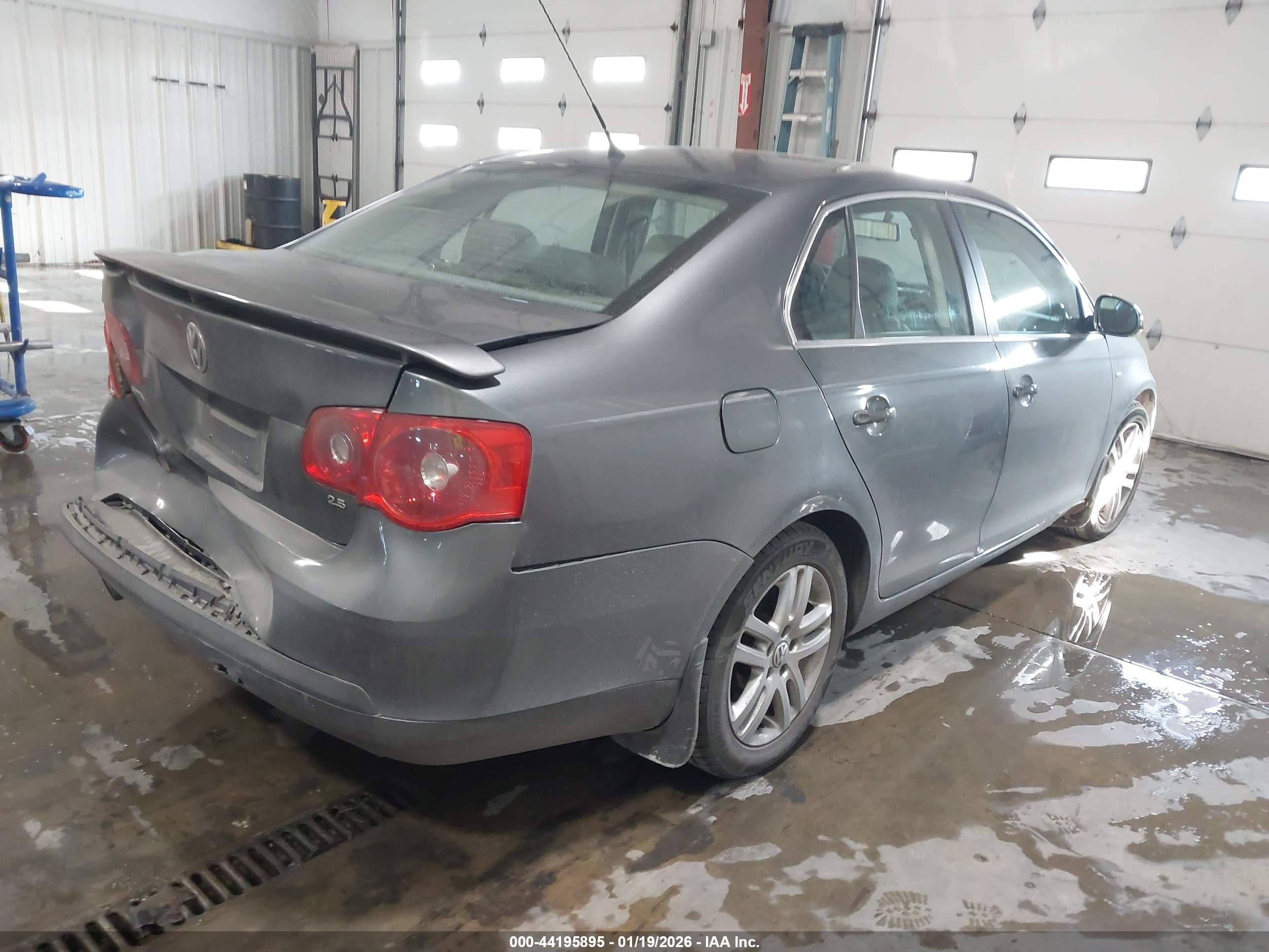 VOLKSWAGEN JETTA image 4