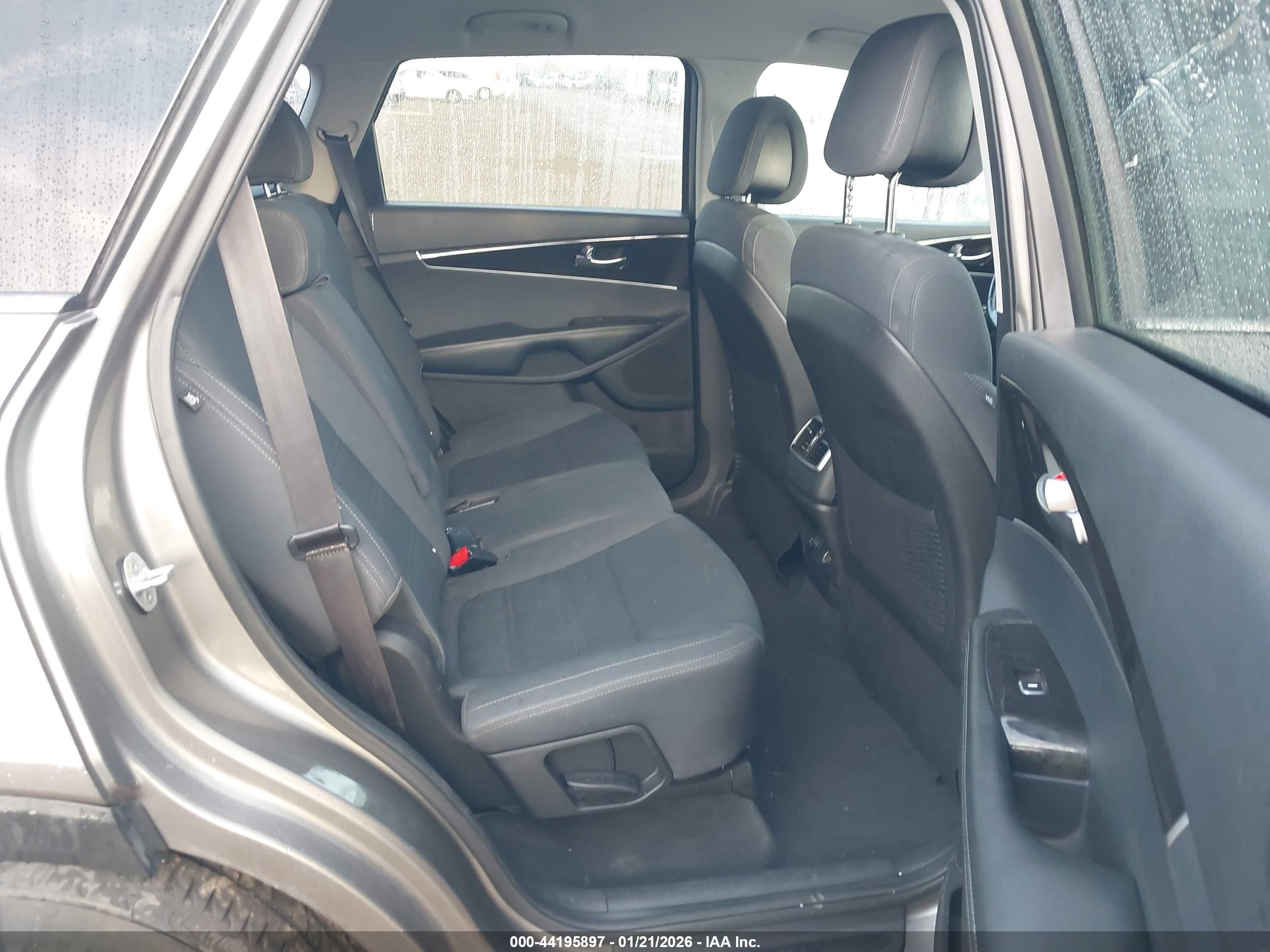 KIA SORENTO image 8